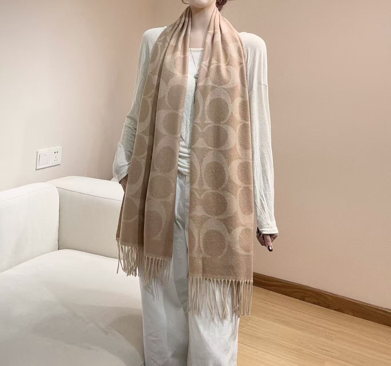 。【COCAH · 蔻驰新款大C字母】专柜都在抢货的节奏 。Coach经典C字母太好看了吧！不仅有颜值还