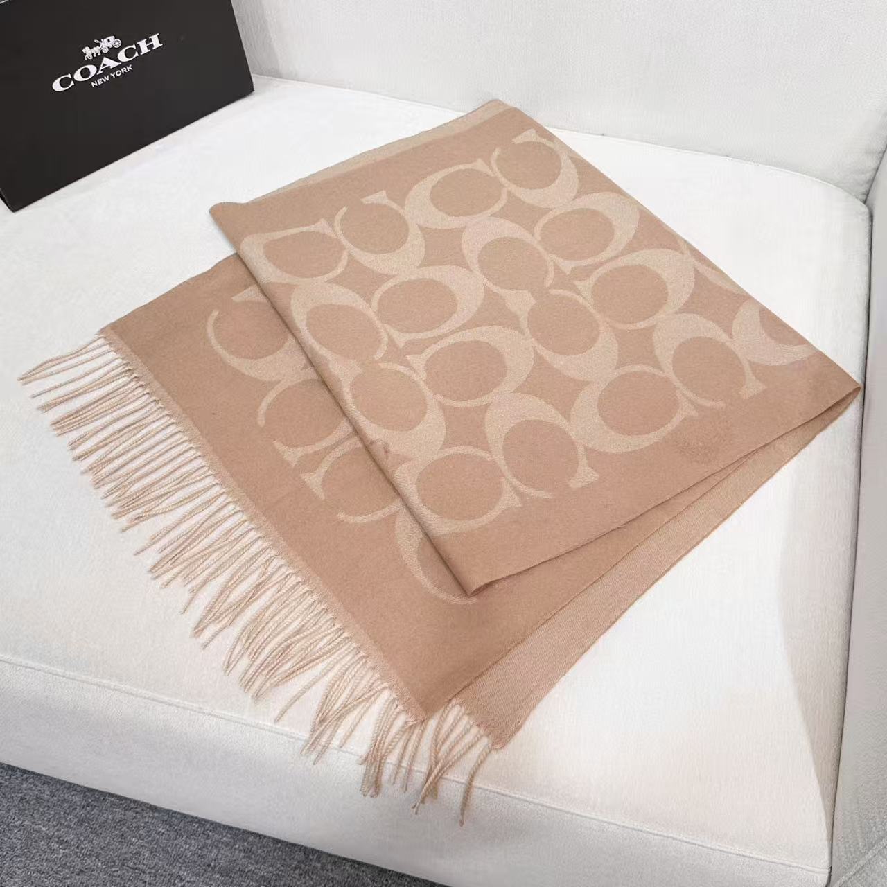 。【COCAH · 蔻驰新款大C字母】专柜都在抢货的节奏 。Coach经典C字母太好看了吧！不仅有颜值还