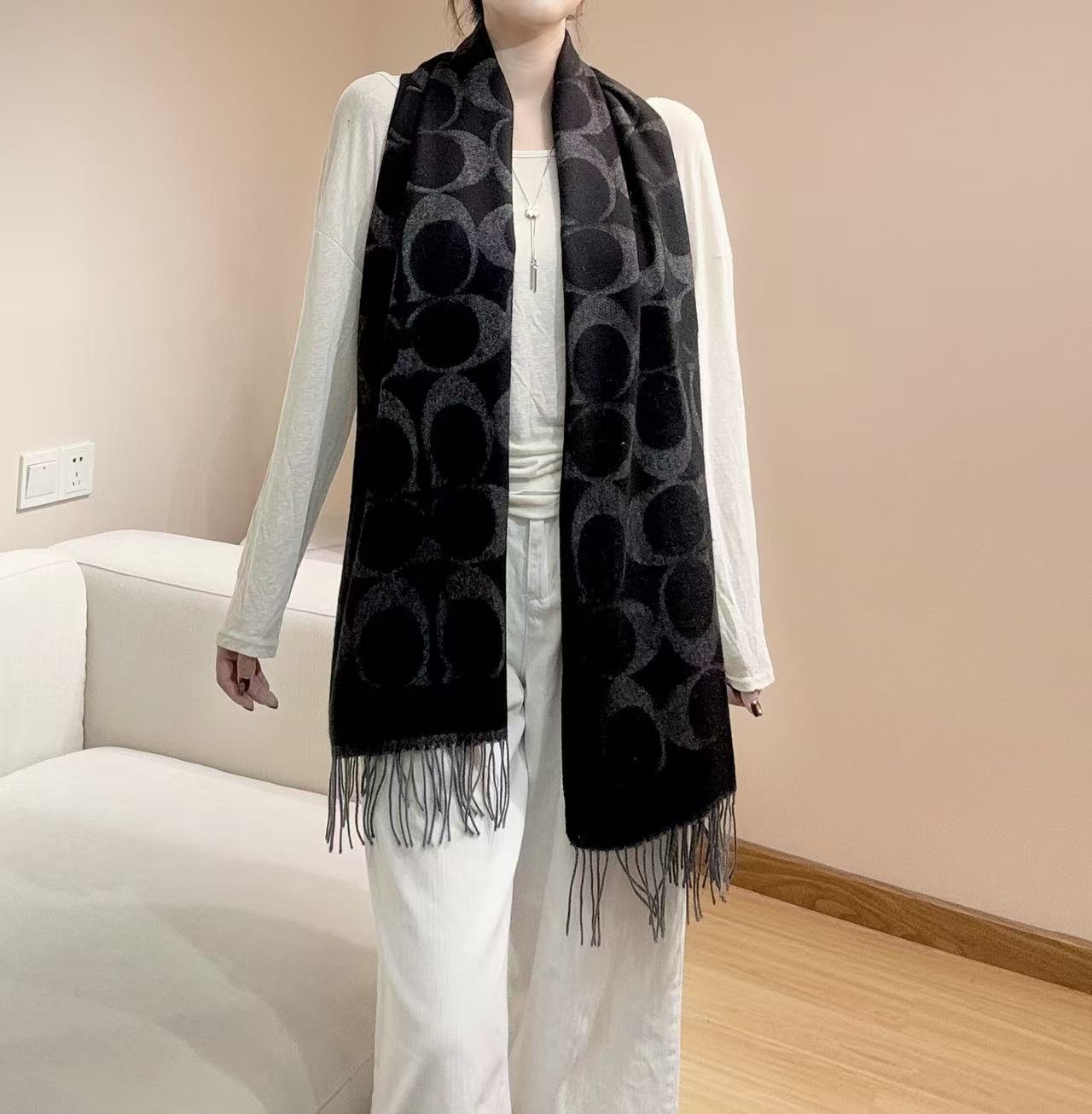 。【COCAH · 蔻驰新款大C字母】专柜都在抢货的节奏 。Coach经典C字母太好看了吧！不仅有颜值还