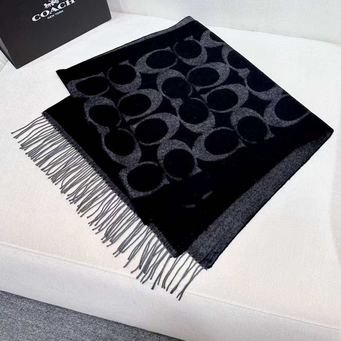 。【COCAH · 蔻驰新款大C字母】专柜都在抢货的节奏 。Coach经典C字母太好看了吧！不仅有颜值还