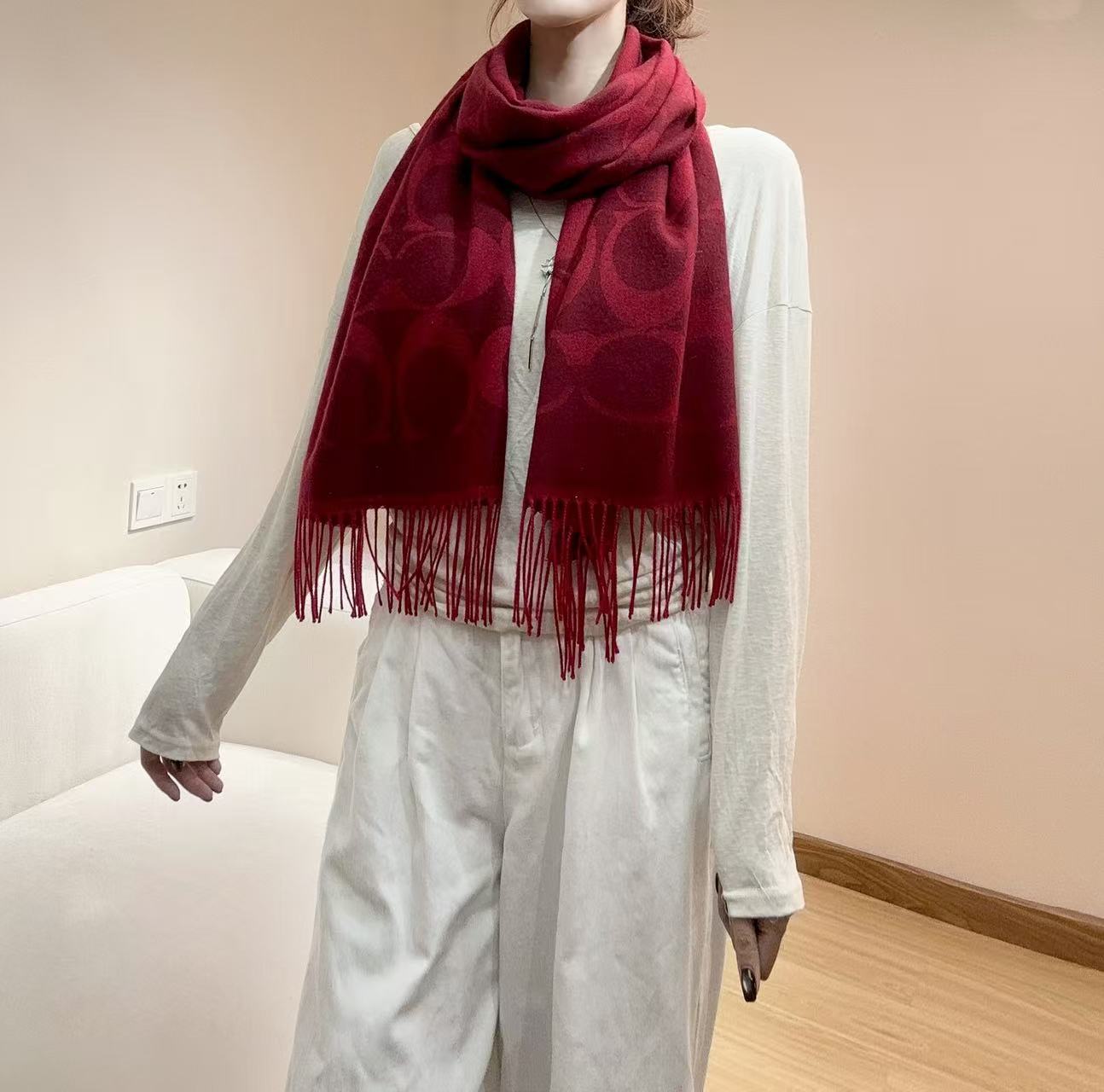 。【COCAH · 蔻驰新款大C字母】专柜都在抢货的节奏 。Coach经典C字母太好看了吧！不仅有颜值还