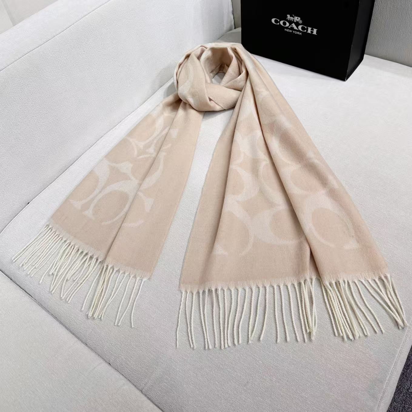 。【COCAH · 蔻驰新款大C字母】专柜都在抢货的节奏 。Coach经典C字母太好看了吧！不仅有颜值还