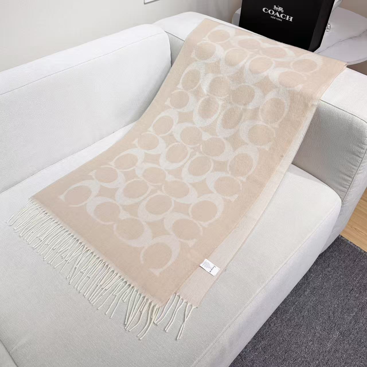 。【COCAH · 蔻驰新款大C字母】专柜都在抢货的节奏 。Coach经典C字母太好看了吧！不仅有颜值还