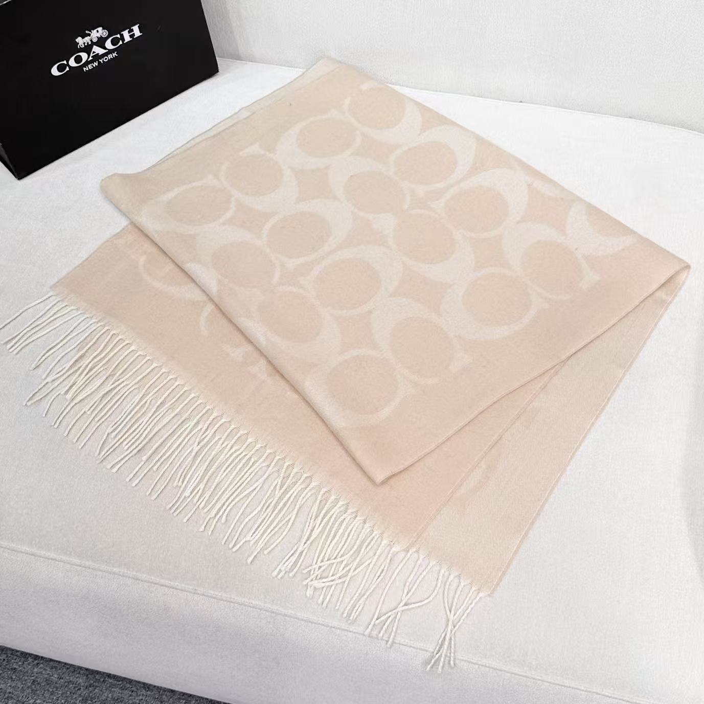 。【COCAH · 蔻驰新款大C字母】专柜都在抢货的节奏 。Coach经典C字母太好看了吧！不仅有颜值还