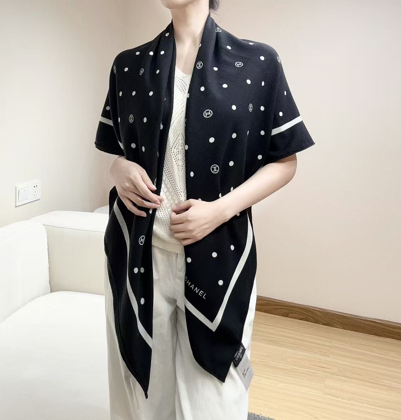 Chanel 25。 【140顶级丝毛双面同色印花】简洁的双C设计配上小圆点黑白配色大大方方越简单越美丽