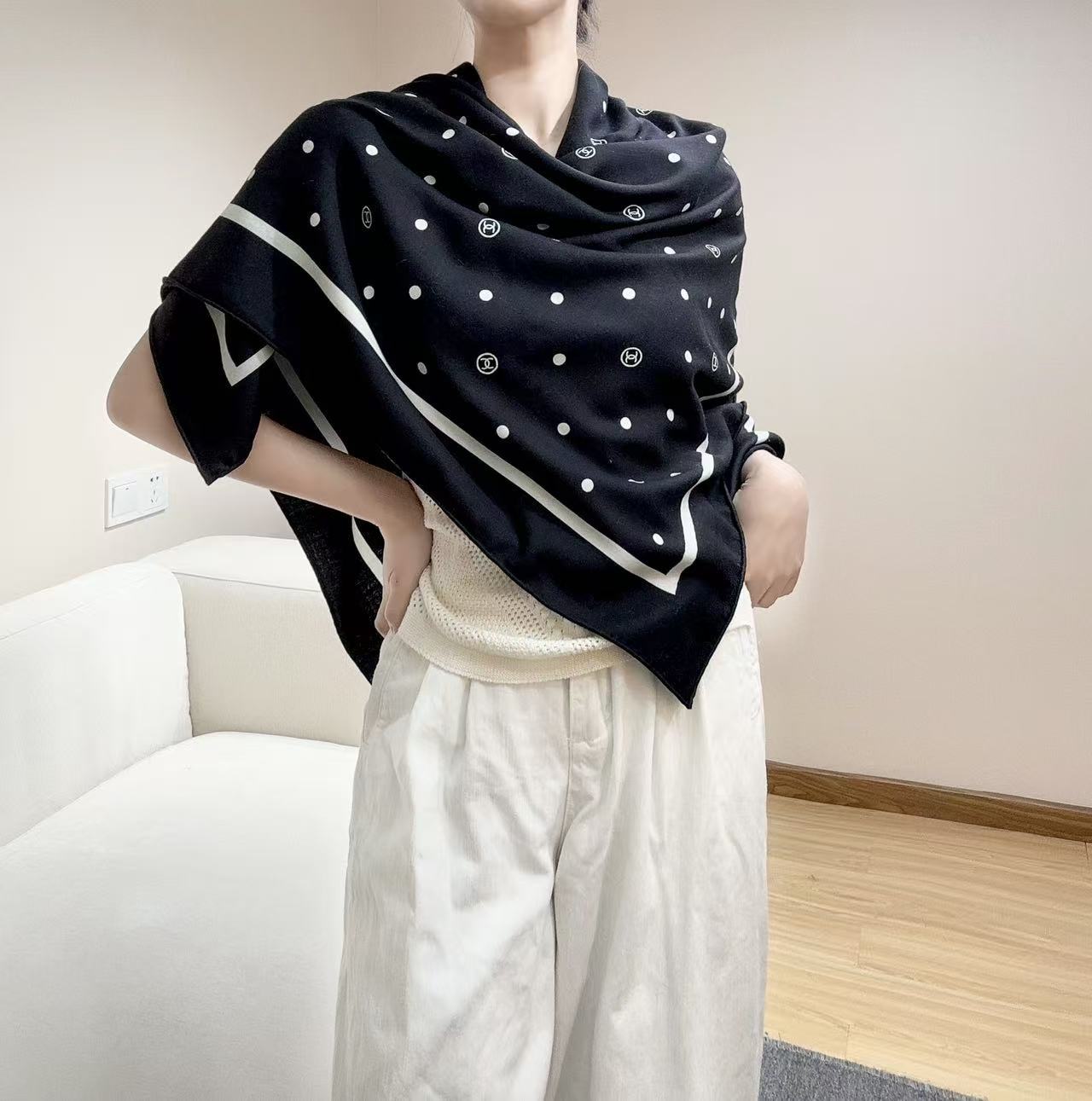 Chanel 25。 【140顶级丝毛双面同色印花】简洁的双C设计配上小圆点黑白配色大大方方越简单越美丽