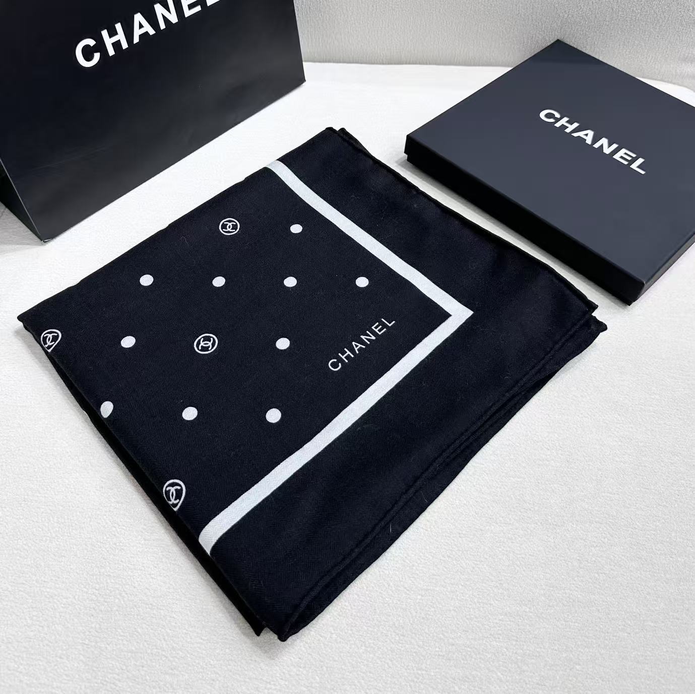 Chanel 25。 【140顶级丝毛双面同色印花】简洁的双C设计配上小圆点黑白配色大大方方越简单越美丽