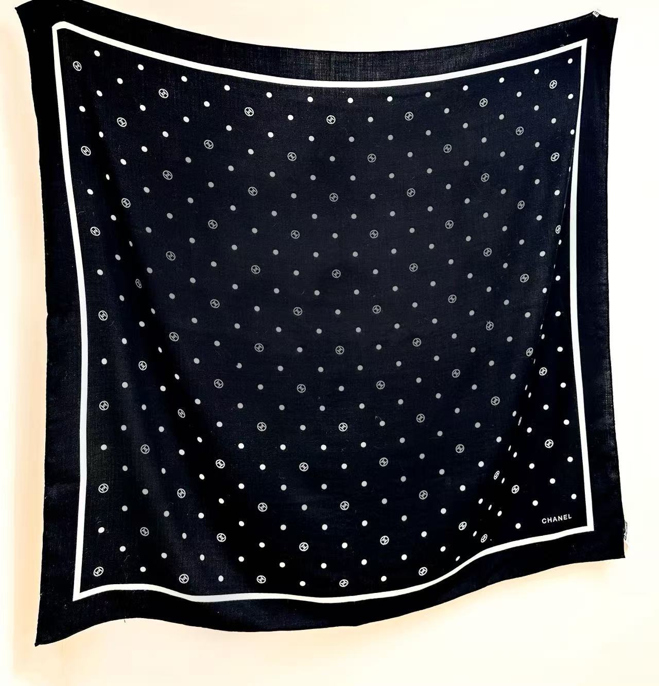 Chanel 25。 【140顶级丝毛双面同色印花】简洁的双C设计配上小圆点黑白配色大大方方越简单越美丽