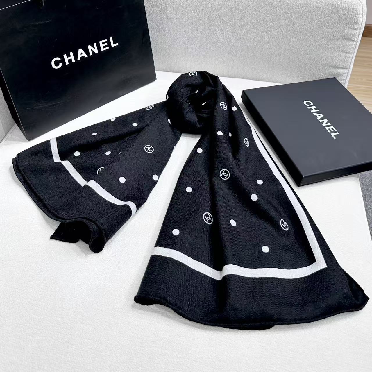 Chanel 25。 【140顶级丝毛双面同色印花】简洁的双C设计配上小圆点黑白配色大大方方越简单越美丽
