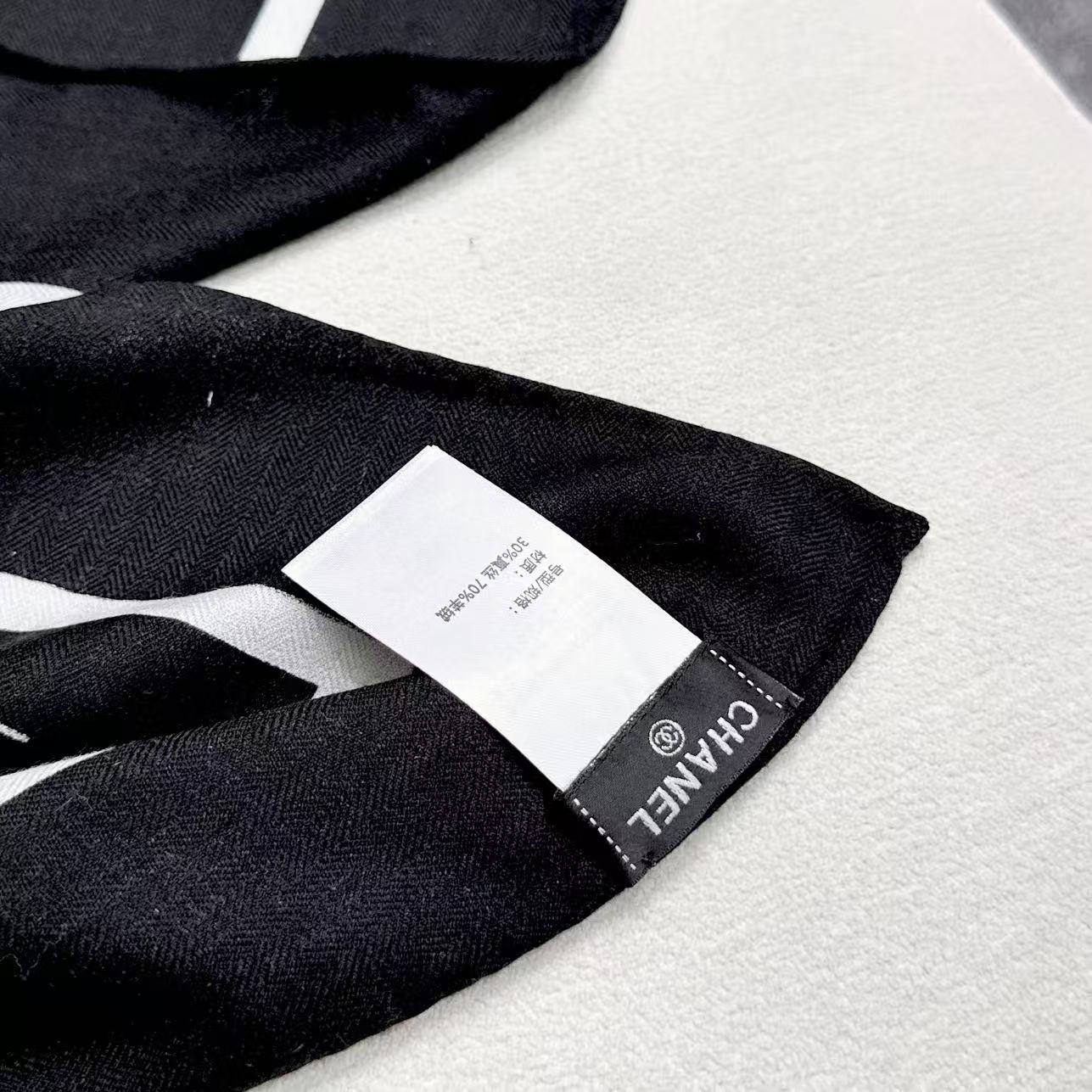 Chanel 25。 【140顶级丝毛双面同色印花】简洁的双C设计配上小圆点黑白配色大大方方越简单越美丽