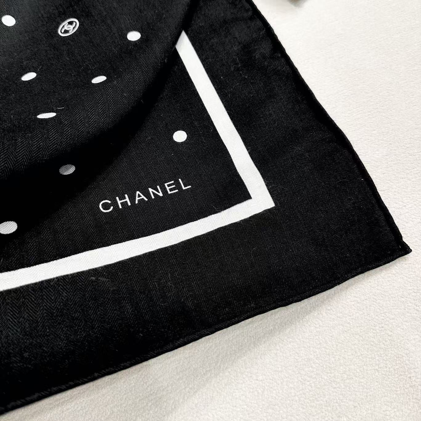 Chanel 25。 【140顶级丝毛双面同色印花】简洁的双C设计配上小圆点黑白配色大大方方越简单越美丽