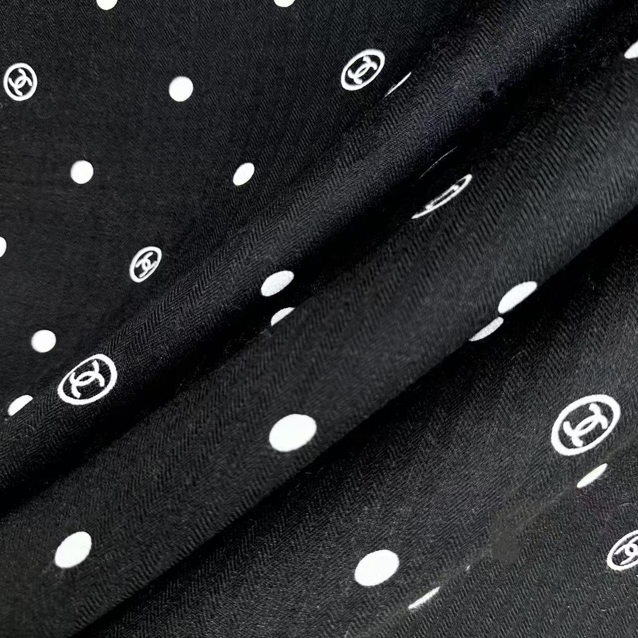 Chanel 25。 【140顶级丝毛双面同色印花】简洁的双C设计配上小圆点黑白配色大大方方越简单越美丽