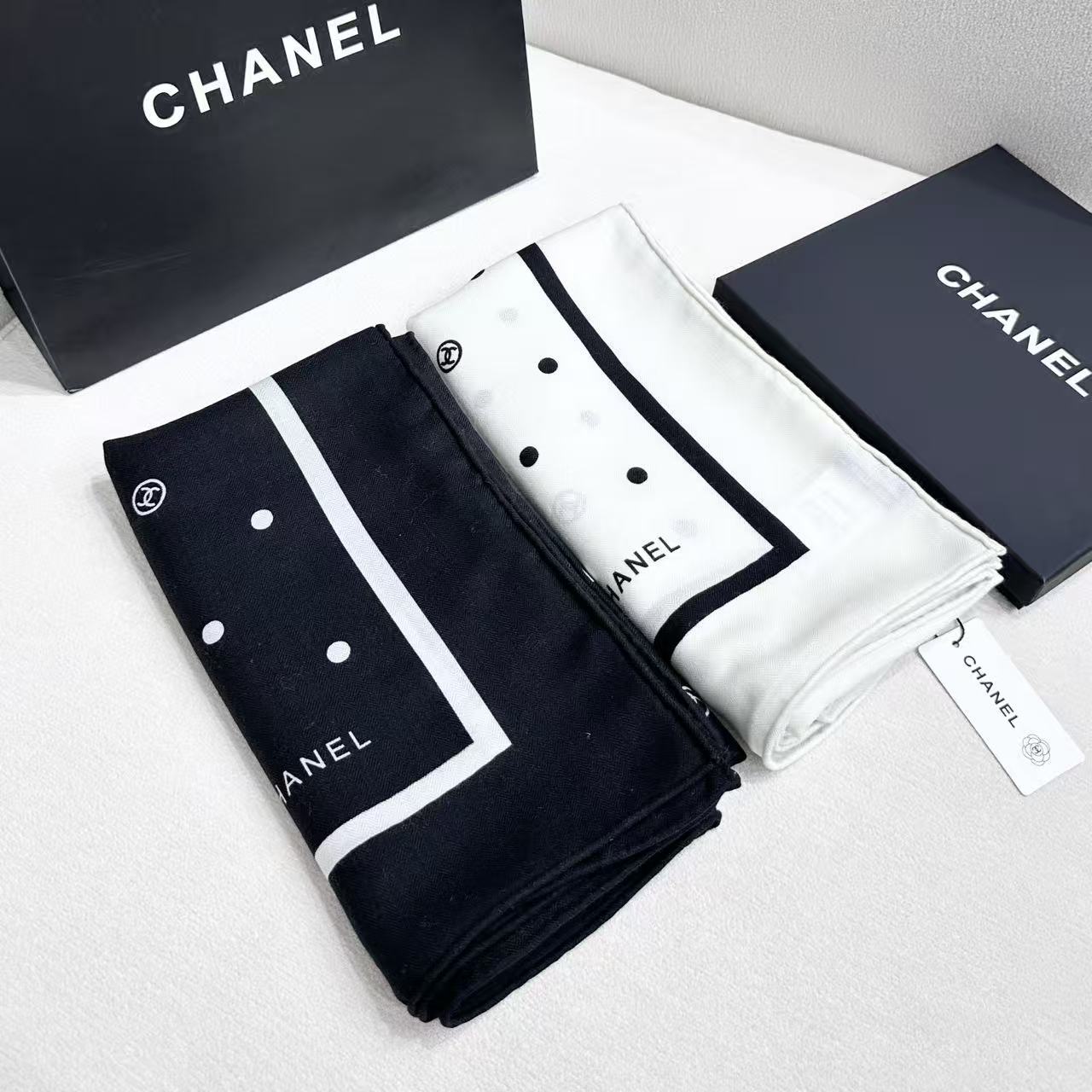 Chanel 25。 【140顶级丝毛双面同色印花】简洁的双C设计配上小圆点黑白配色大大方方越简单越美丽