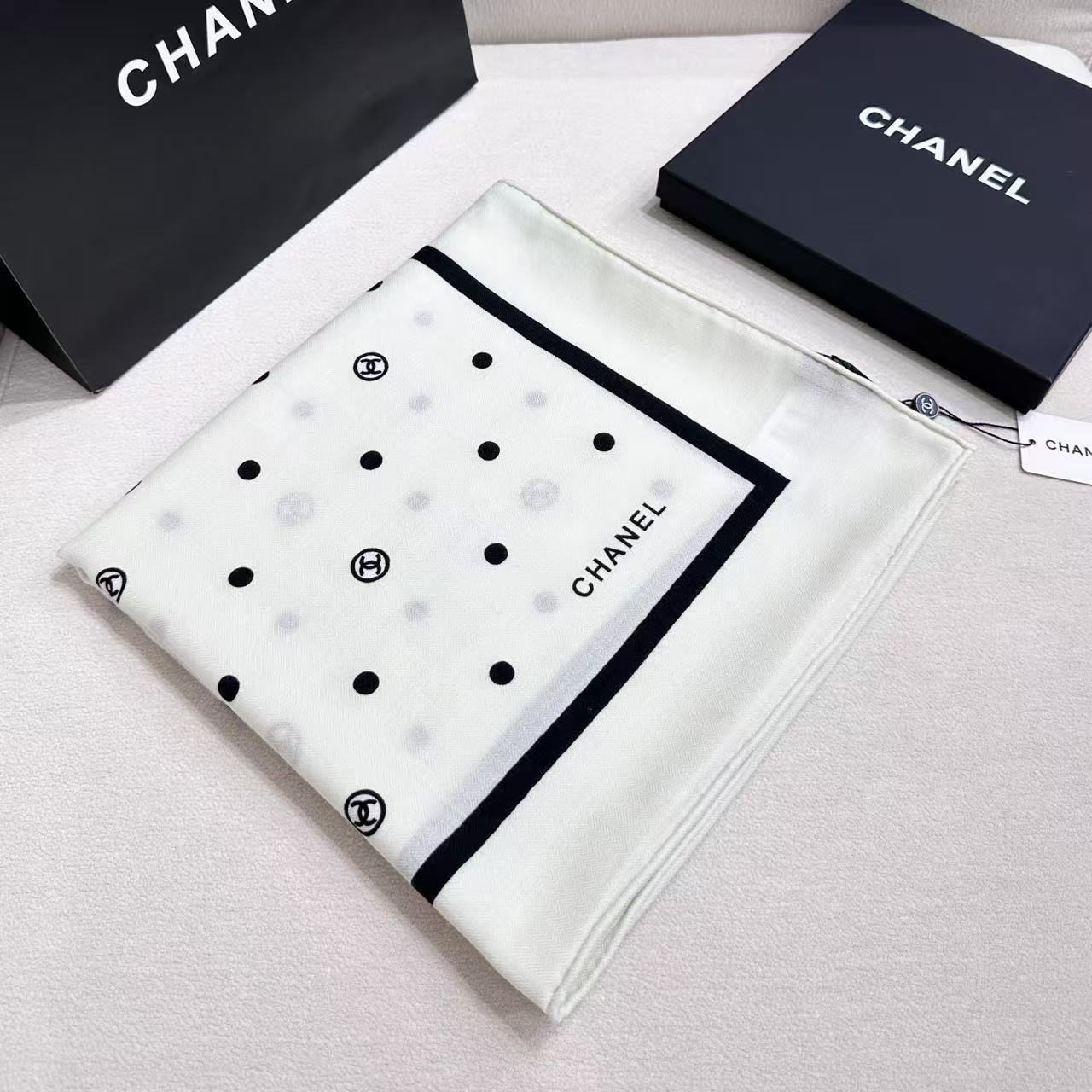 Chanel 25。 【140顶级丝毛双面同色印花】简洁的双C设计配上小圆点黑白配色大大方方越简单越美丽