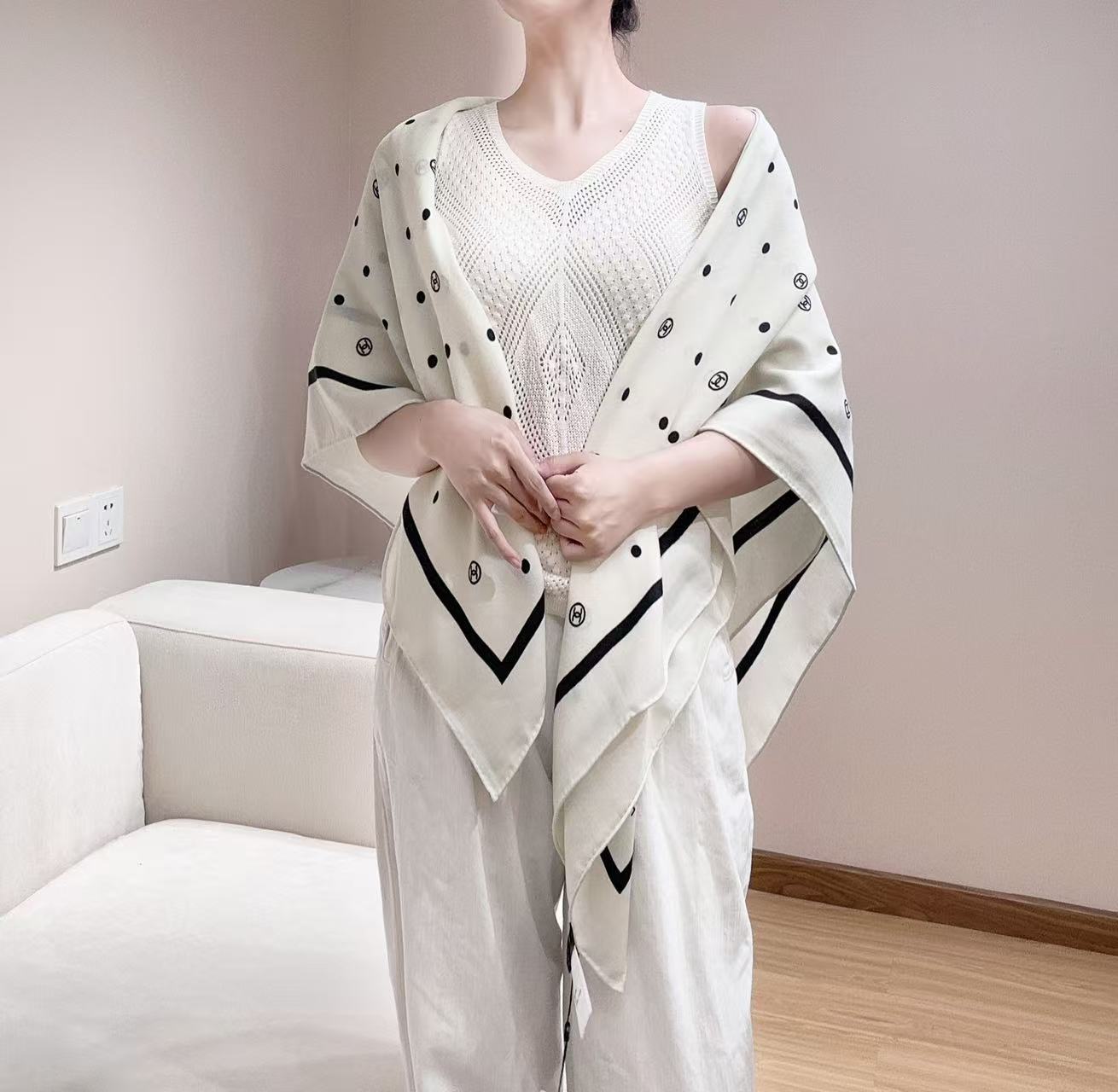 Chanel 25。 【140顶级丝毛双面同色印花】简洁的双C设计配上小圆点黑白配色大大方方越简单越美丽