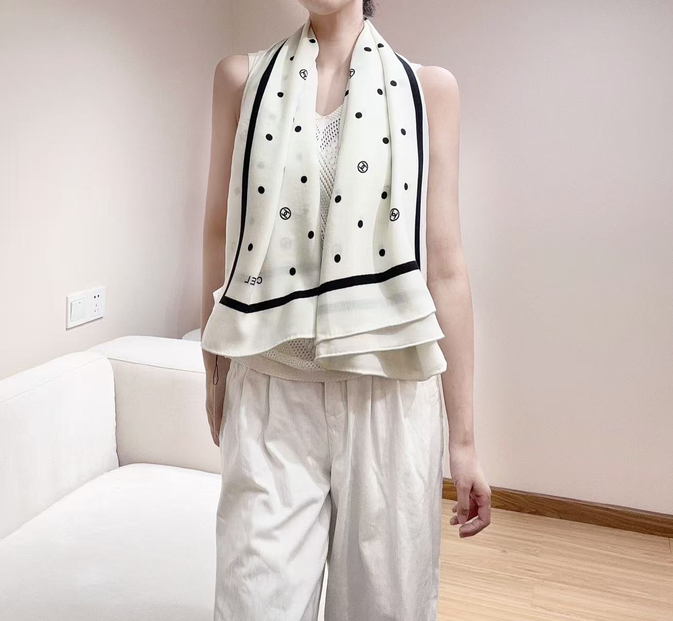 Chanel 25。 【140顶级丝毛双面同色印花】简洁的双C设计配上小圆点黑白配色大大方方越简单越美丽