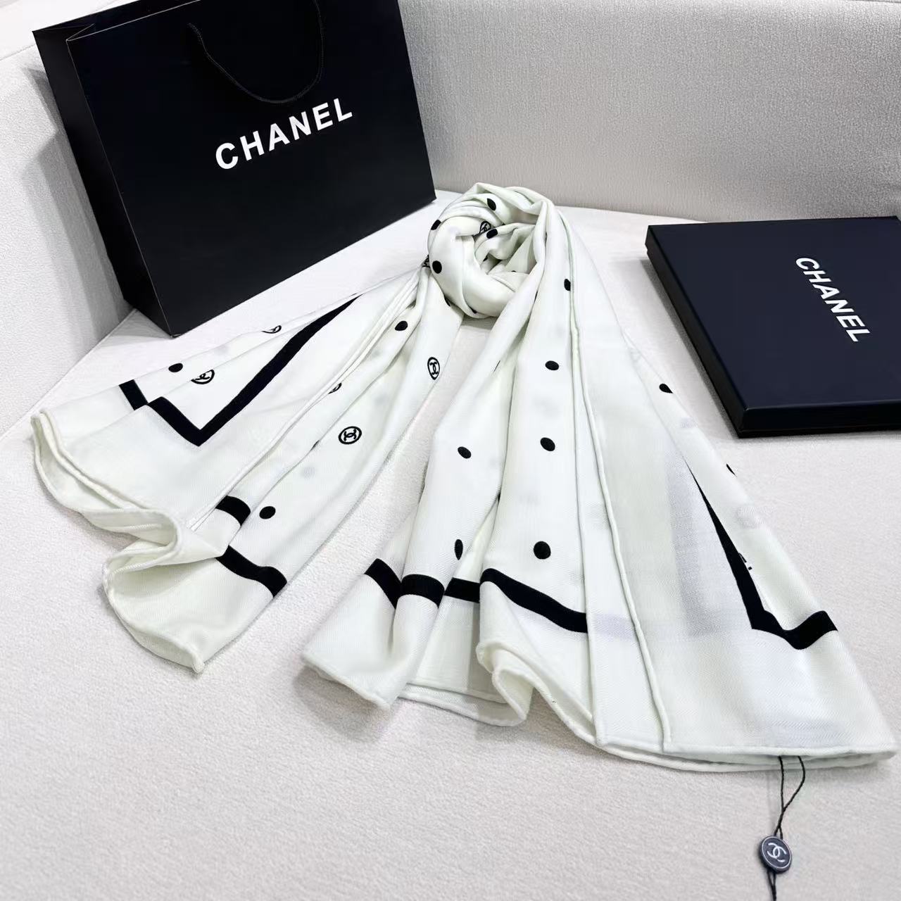 Chanel 25。 【140顶级丝毛双面同色印花】简洁的双C设计配上小圆点黑白配色大大方方越简单越美丽