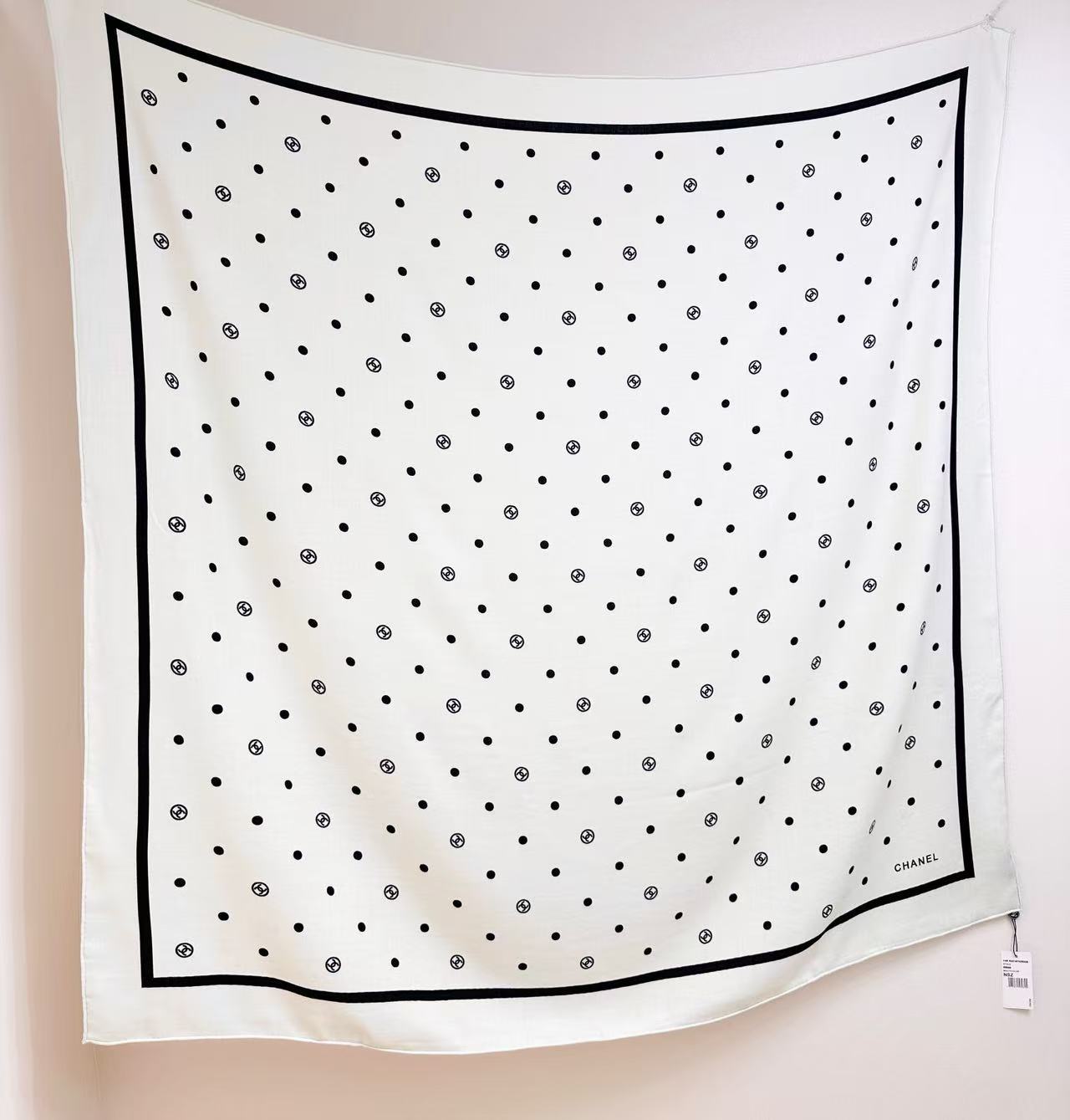 Chanel 25。 【140顶级丝毛双面同色印花】简洁的双C设计配上小圆点黑白配色大大方方越简单越美丽