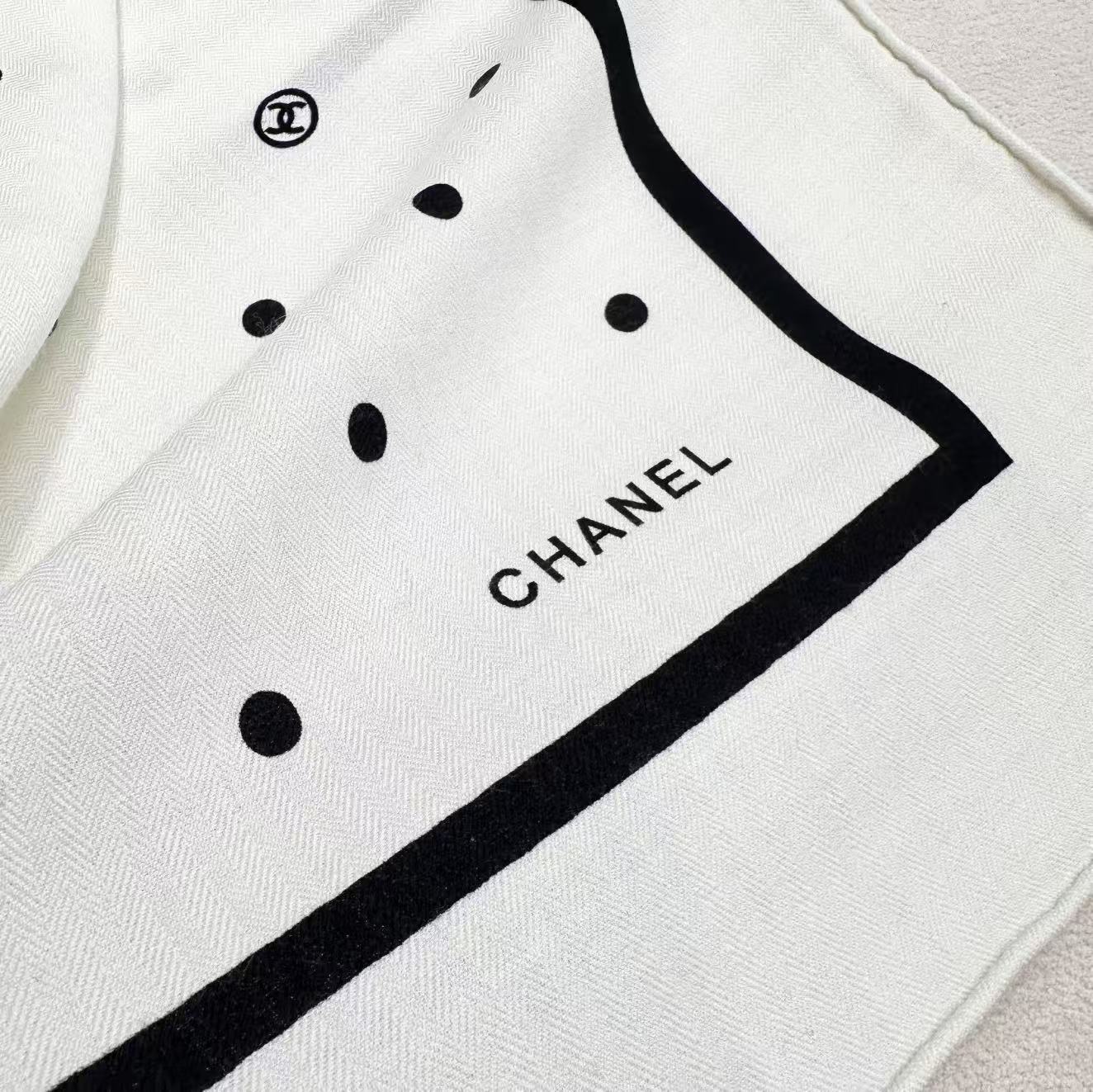 Chanel 25。 【140顶级丝毛双面同色印花】简洁的双C设计配上小圆点黑白配色大大方方越简单越美丽