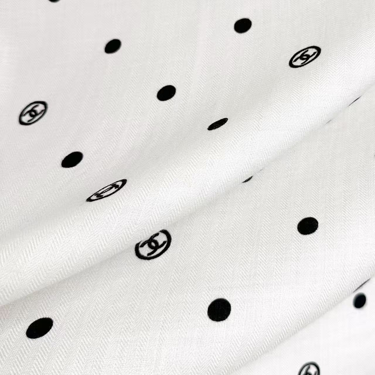 Chanel 25。 【140顶级丝毛双面同色印花】简洁的双C设计配上小圆点黑白配色大大方方越简单越美丽