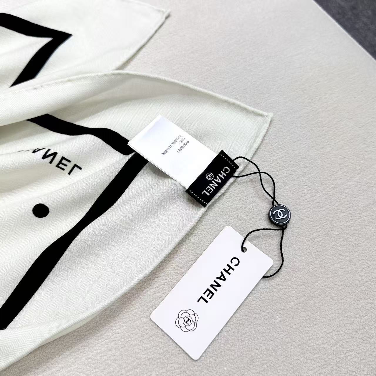 Chanel 25。 【140顶级丝毛双面同色印花】简洁的双C设计配上小圆点黑白配色大大方方越简单越美丽