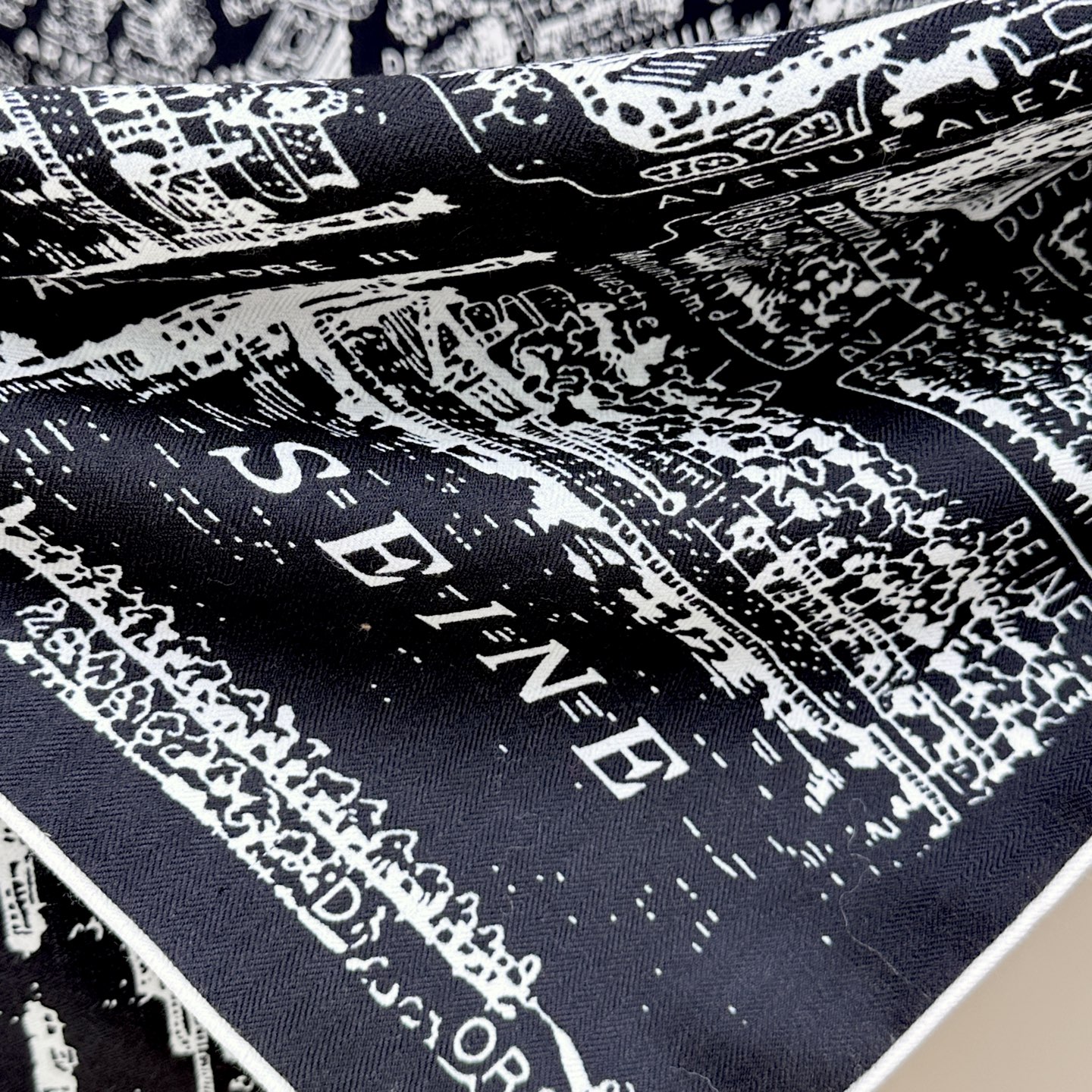 💃🏻💃🏻迪奥【巴黎地图140】羊绒方巾‼️抢‼️VIP推荐 ‼️👍下手一定要快【高端 大爱 ‼️纯羊绒