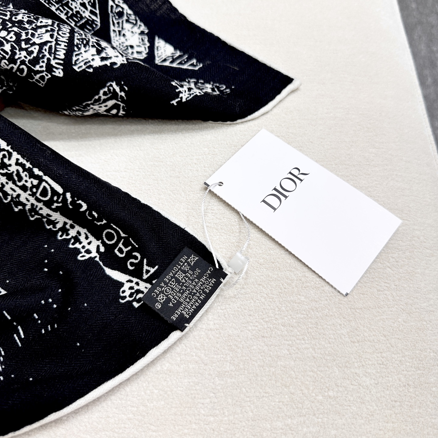 💃🏻💃🏻迪奥【巴黎地图140】羊绒方巾‼️抢‼️VIP推荐 ‼️👍下手一定要快【高端 大爱 ‼️纯羊绒