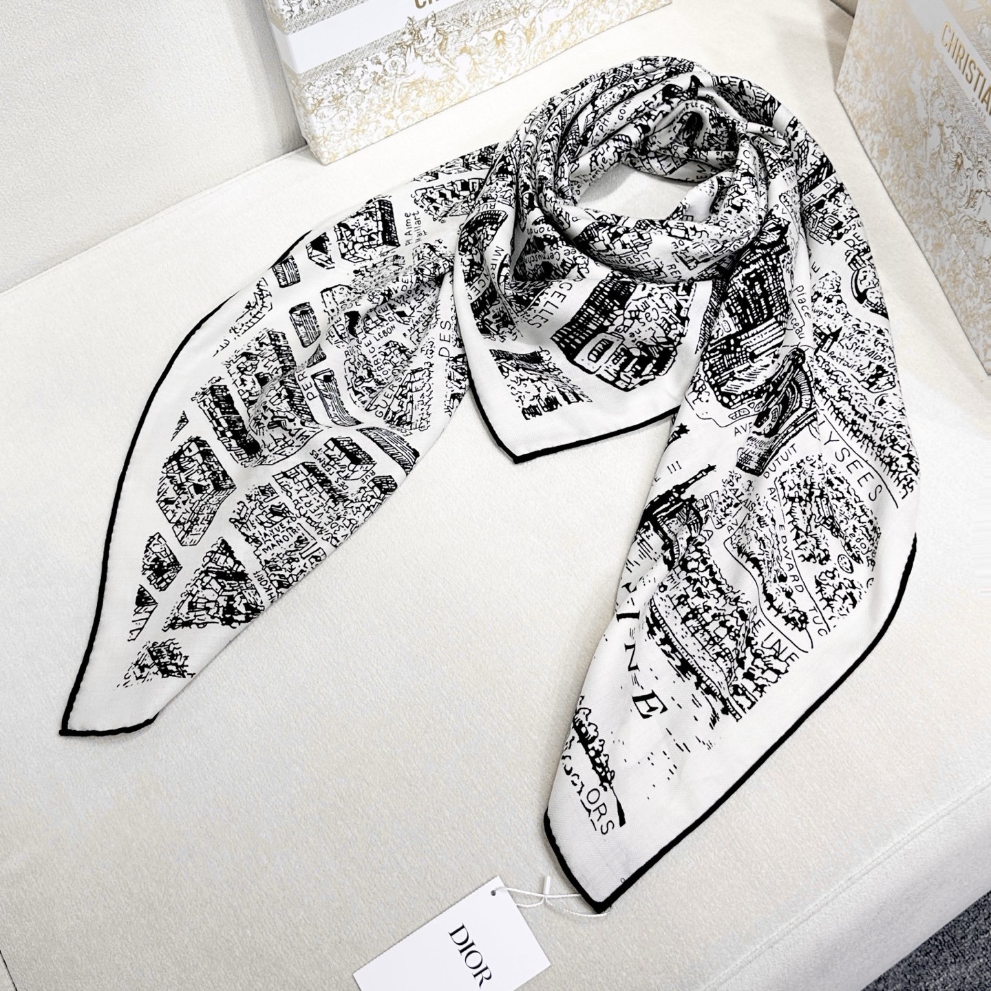 💃🏻💃🏻迪奥【巴黎地图140】羊绒方巾‼️抢‼️VIP推荐 ‼️👍下手一定要快【高端 大爱 ‼️纯羊绒
