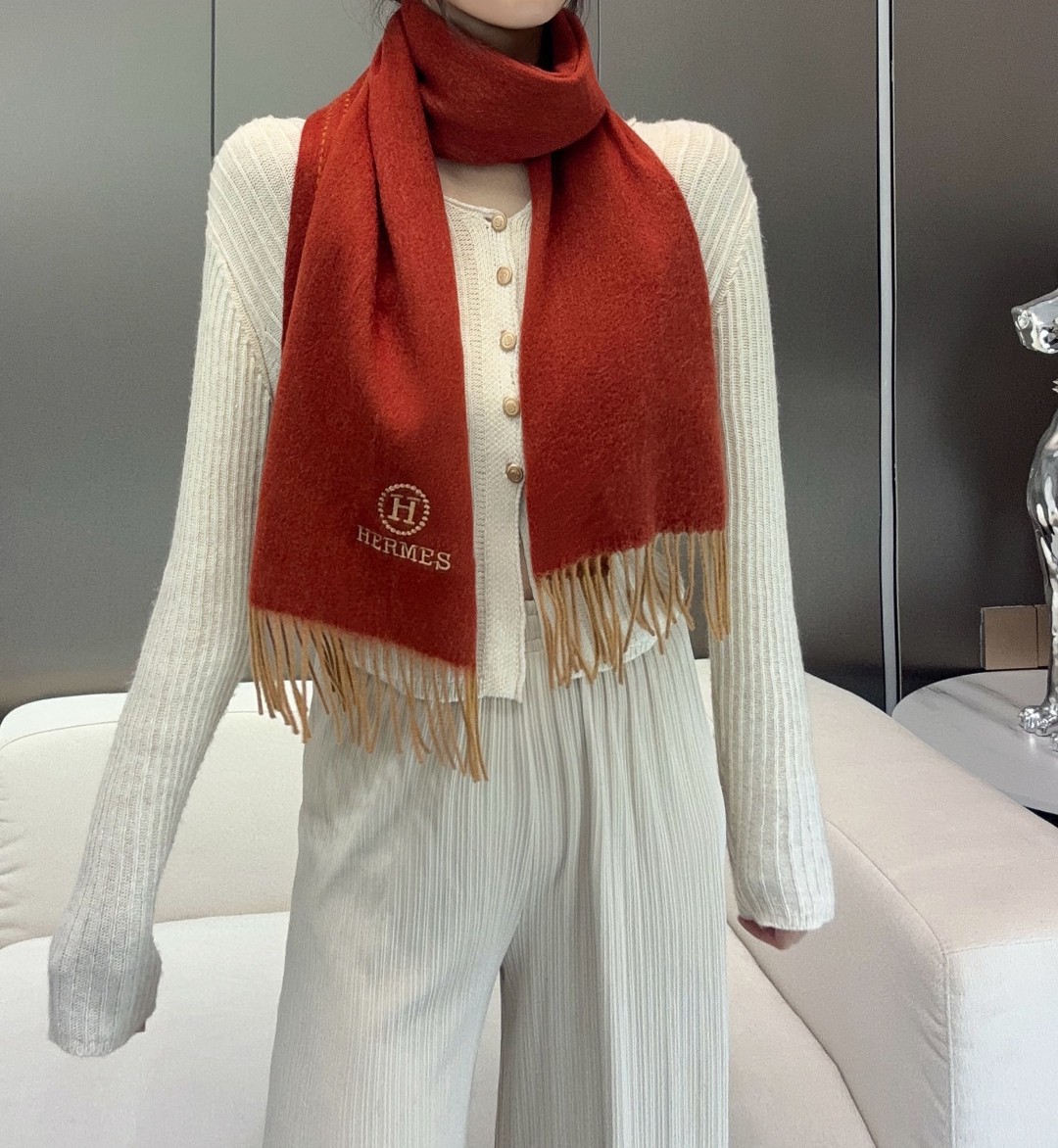 ️ HERMES🧣爱马仕2024巴黎时装展商务男士女士通用双面羊绒披肩。代工厂臻选上乘的超细羊绒纤维 进