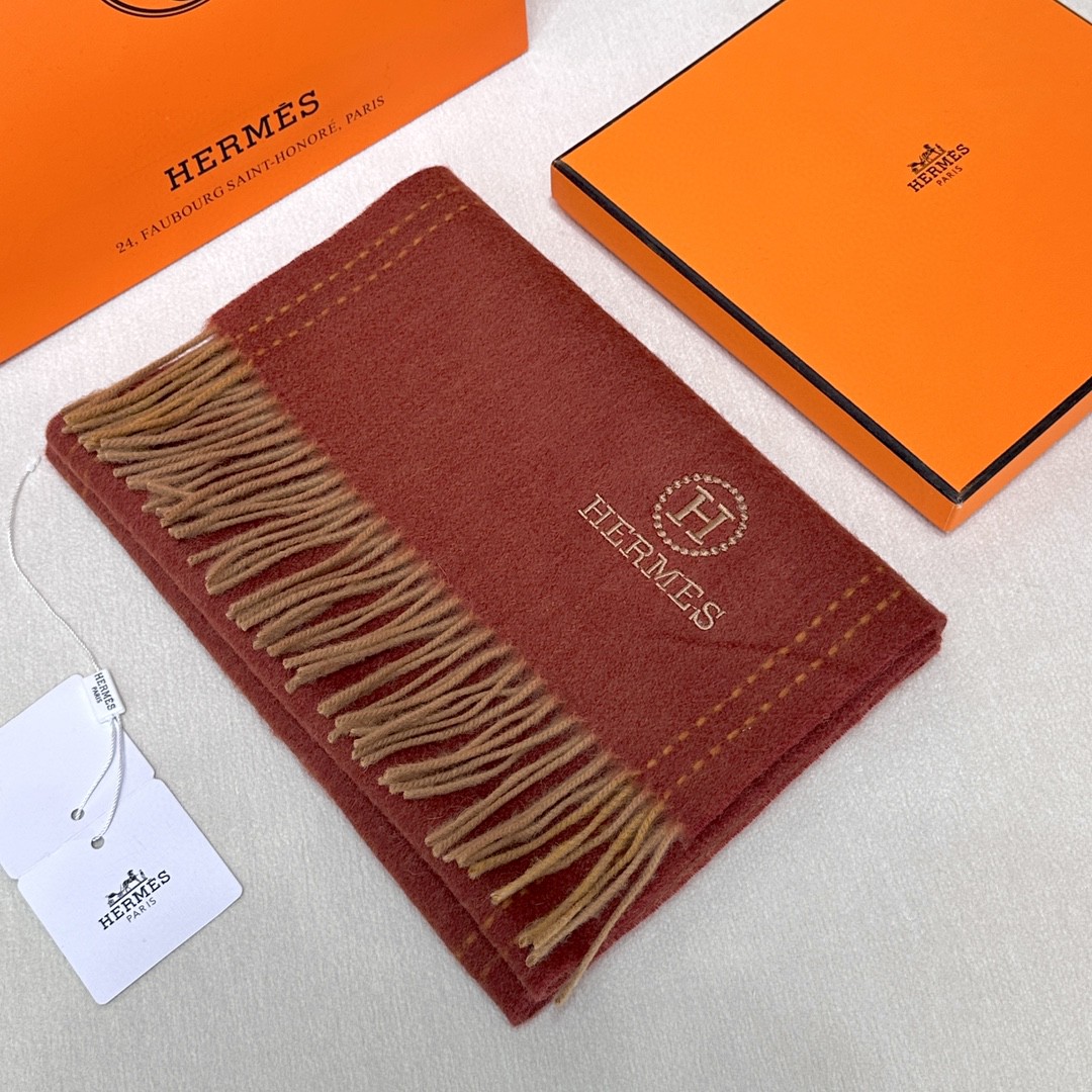 ️ HERMES🧣爱马仕2024巴黎时装展商务男士女士通用双面羊绒披肩。代工厂臻选上乘的超细羊绒纤维 进