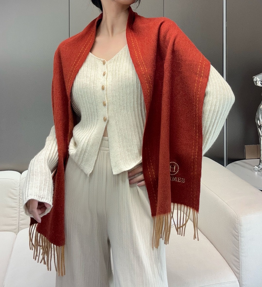 ️ HERMES🧣爱马仕2024巴黎时装展商务男士女士通用双面羊绒披肩。代工厂臻选上乘的超细羊绒纤维 进