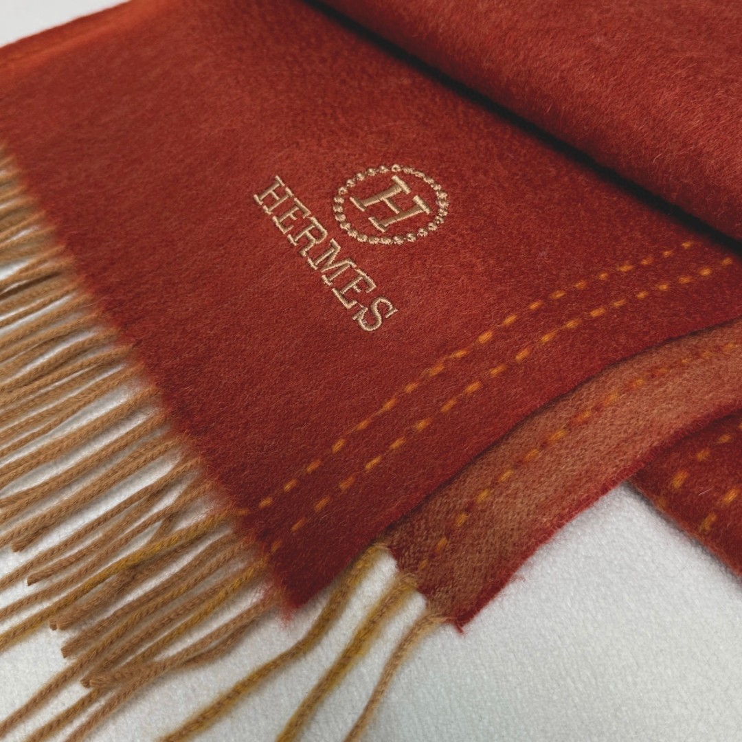 ️ HERMES🧣爱马仕2024巴黎时装展商务男士女士通用双面羊绒披肩。代工厂臻选上乘的超细羊绒纤维 进