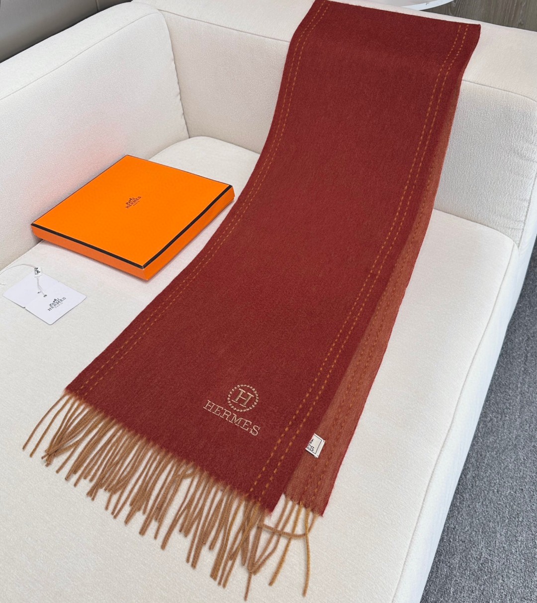 ️ HERMES🧣爱马仕2024巴黎时装展商务男士女士通用双面羊绒披肩。代工厂臻选上乘的超细羊绒纤维 进