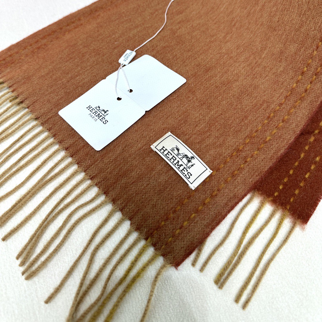 ️ HERMES🧣爱马仕2024巴黎时装展商务男士女士通用双面羊绒披肩。代工厂臻选上乘的超细羊绒纤维 进