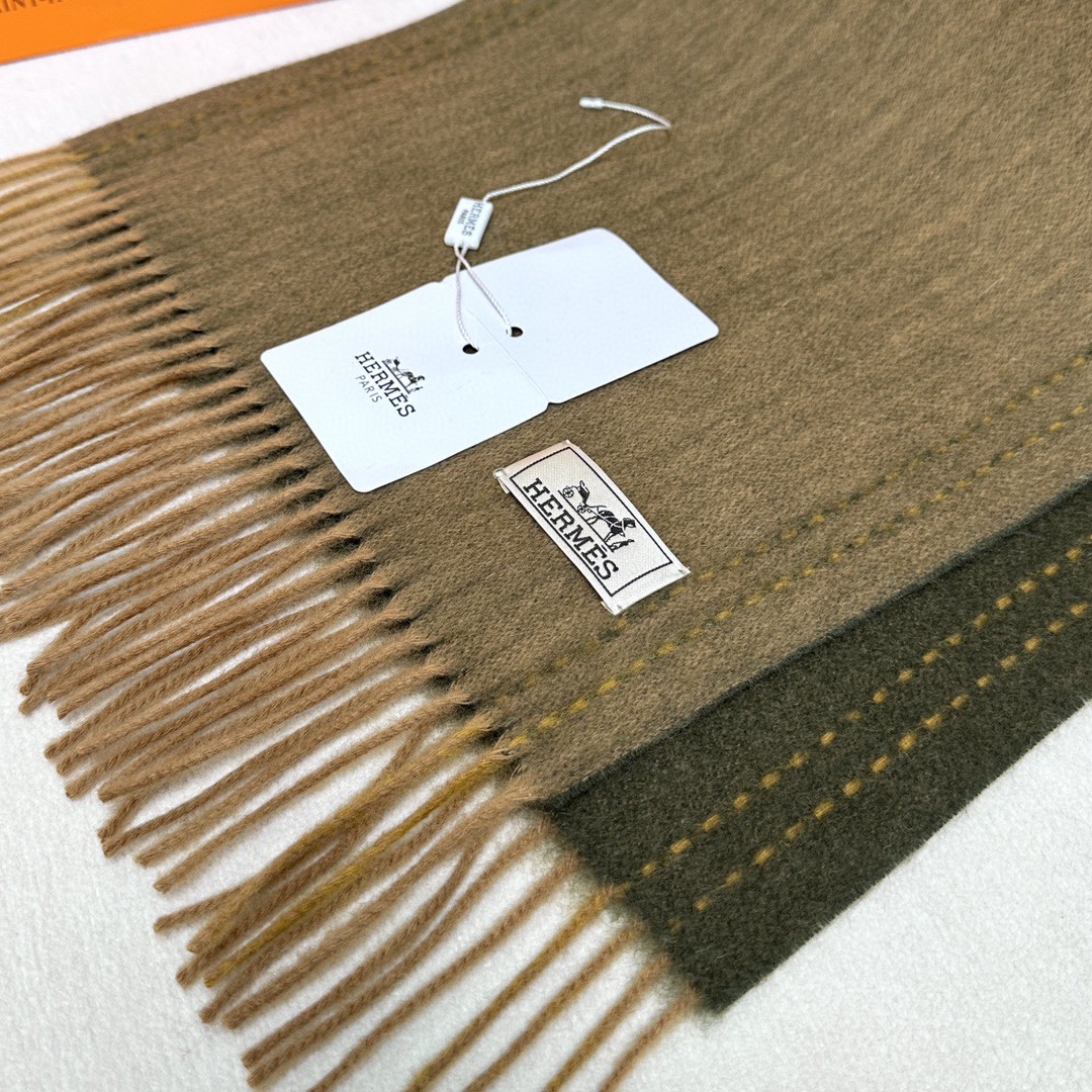 ️ HERMES🧣爱马仕2024巴黎时装展商务男士女士通用双面羊绒披肩。代工厂臻选上乘的超细羊绒纤维 进