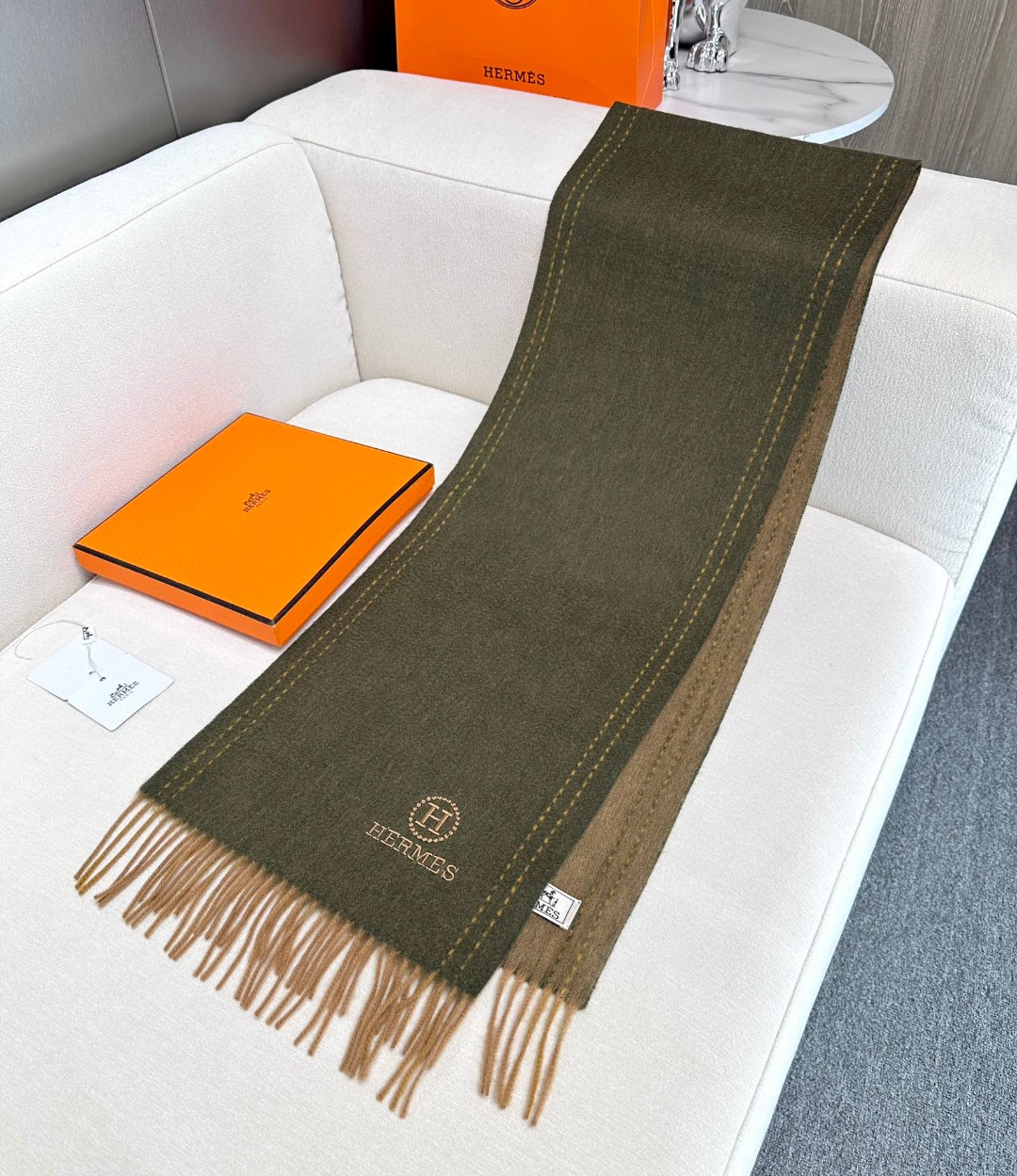 ️ HERMES🧣爱马仕2024巴黎时装展商务男士女士通用双面羊绒披肩。代工厂臻选上乘的超细羊绒纤维 进