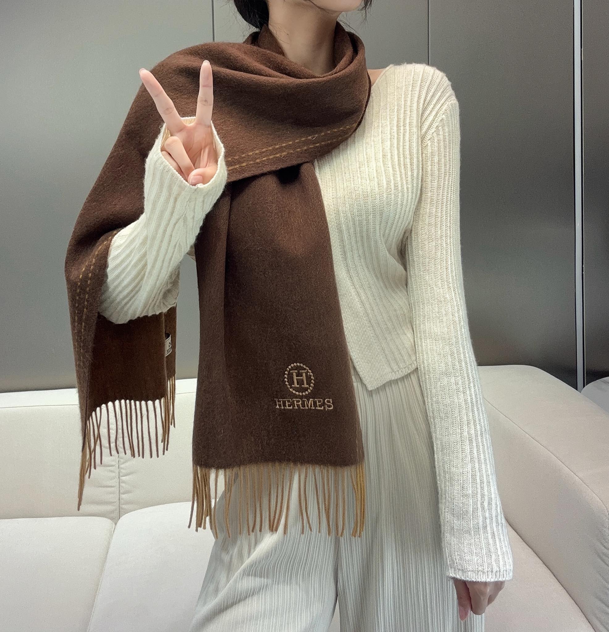 ️ HERMES🧣爱马仕2024巴黎时装展商务男士女士通用双面羊绒披肩。代工厂臻选上乘的超细羊绒纤维 进