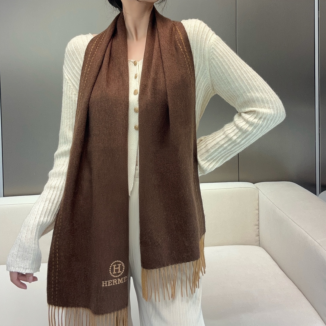 ️ HERMES🧣爱马仕2024巴黎时装展商务男士女士通用双面羊绒披肩。代工厂臻选上乘的超细羊绒纤维 进