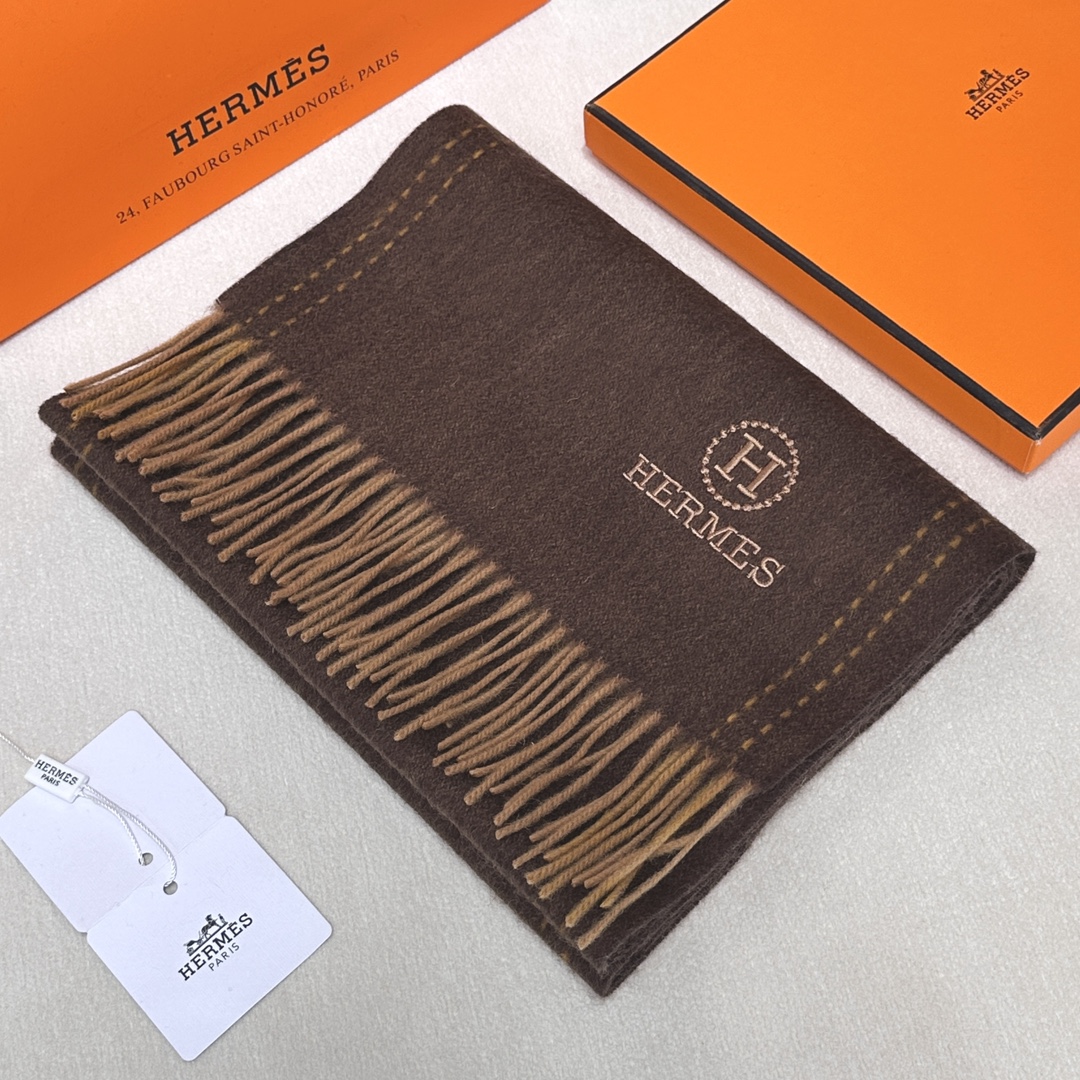 ️ HERMES🧣爱马仕2024巴黎时装展商务男士女士通用双面羊绒披肩。代工厂臻选上乘的超细羊绒纤维 进