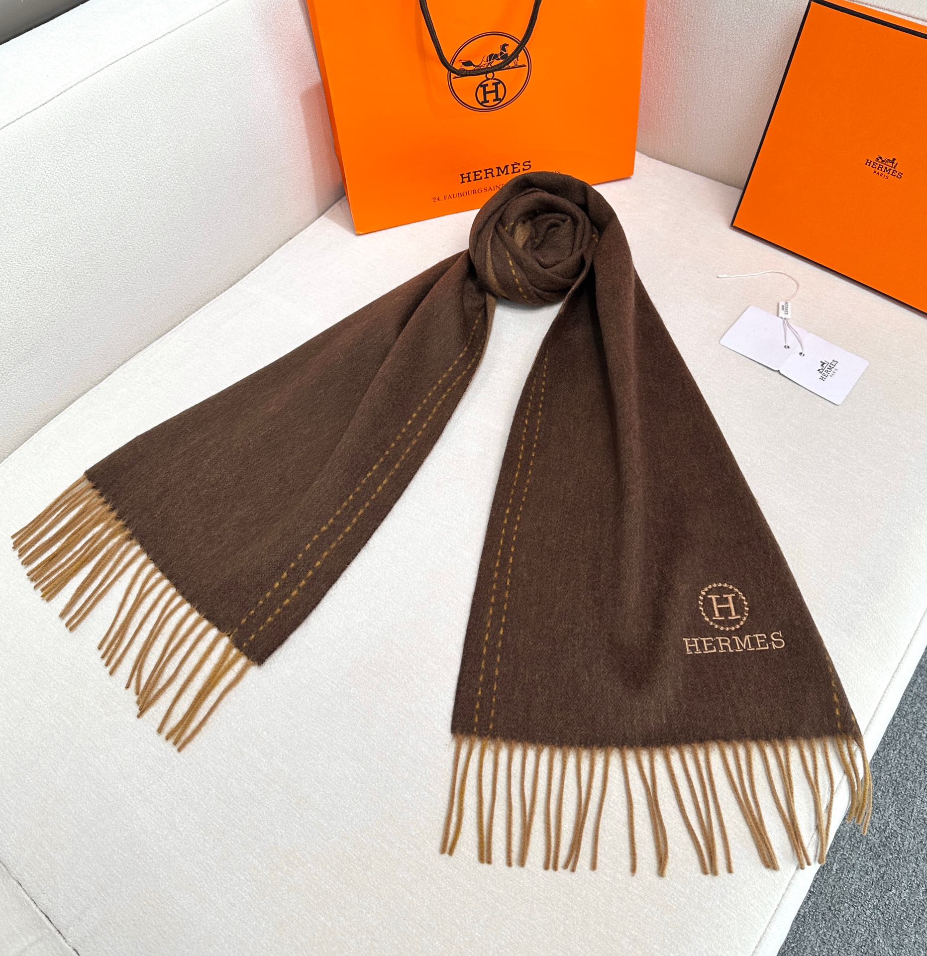 ️ HERMES🧣爱马仕2024巴黎时装展商务男士女士通用双面羊绒披肩。代工厂臻选上乘的超细羊绒纤维 进