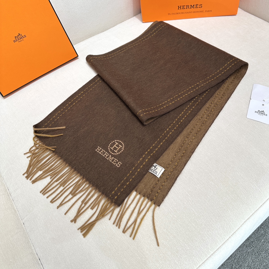 ️ HERMES🧣爱马仕2024巴黎时装展商务男士女士通用双面羊绒披肩。代工厂臻选上乘的超细羊绒纤维 进
