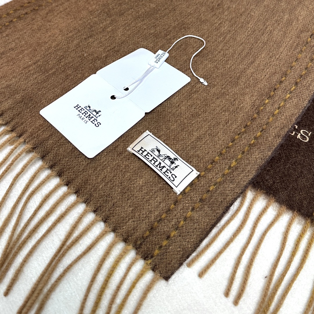 ️ HERMES🧣爱马仕2024巴黎时装展商务男士女士通用双面羊绒披肩。代工厂臻选上乘的超细羊绒纤维 进