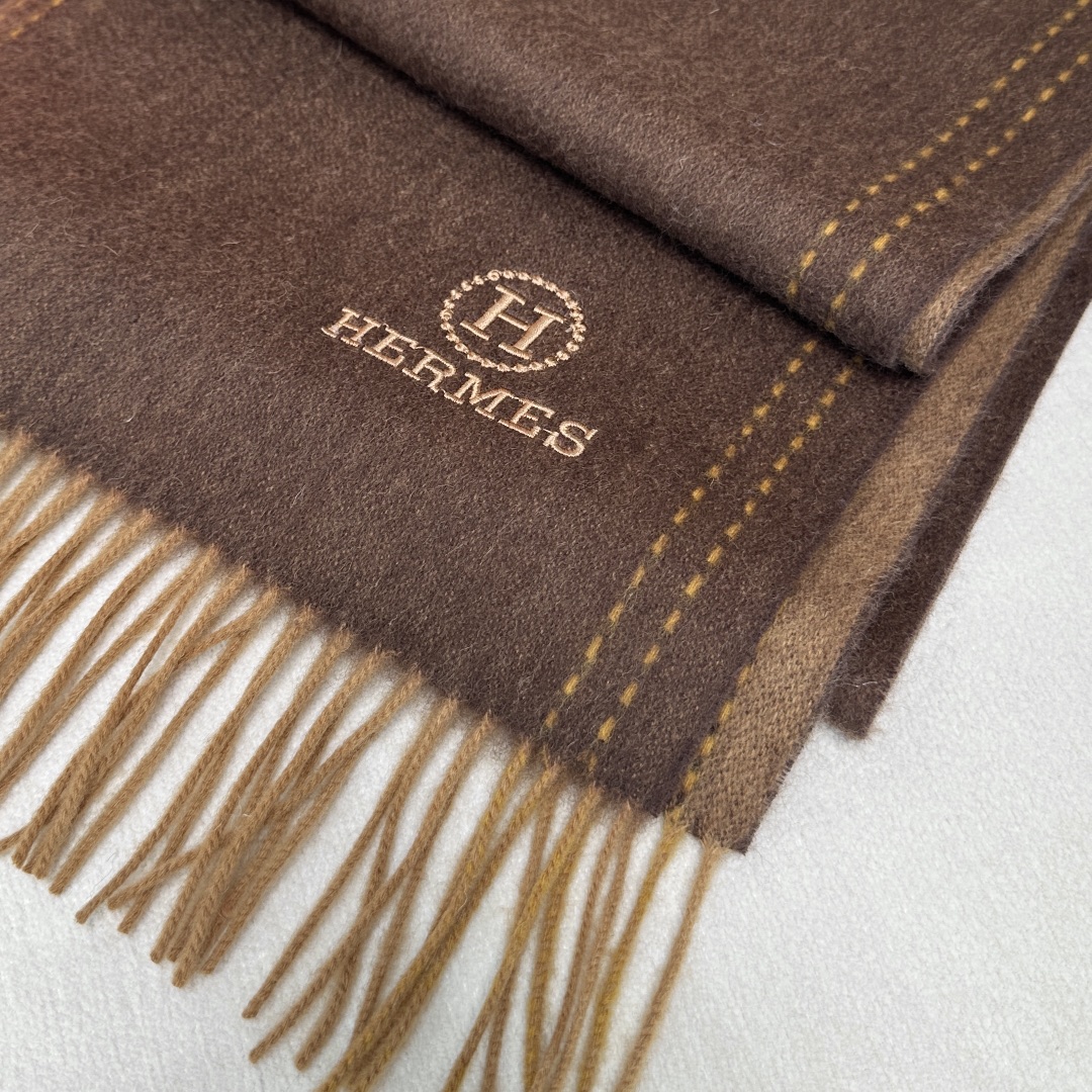 ️ HERMES🧣爱马仕2024巴黎时装展商务男士女士通用双面羊绒披肩。代工厂臻选上乘的超细羊绒纤维 进