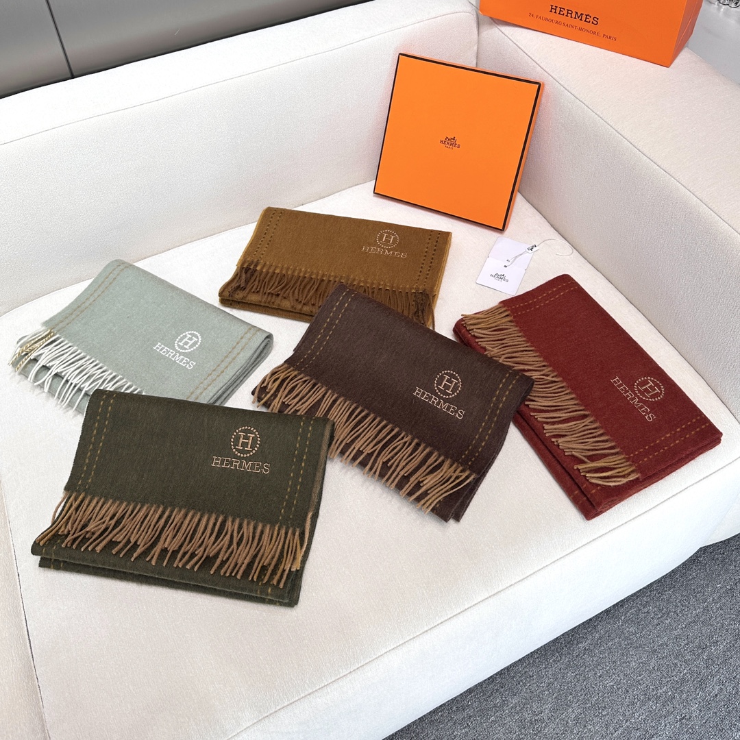 ️ HERMES🧣爱马仕2024巴黎时装展商务男士女士通用双面羊绒披肩。代工厂臻选上乘的超细羊绒纤维 进
