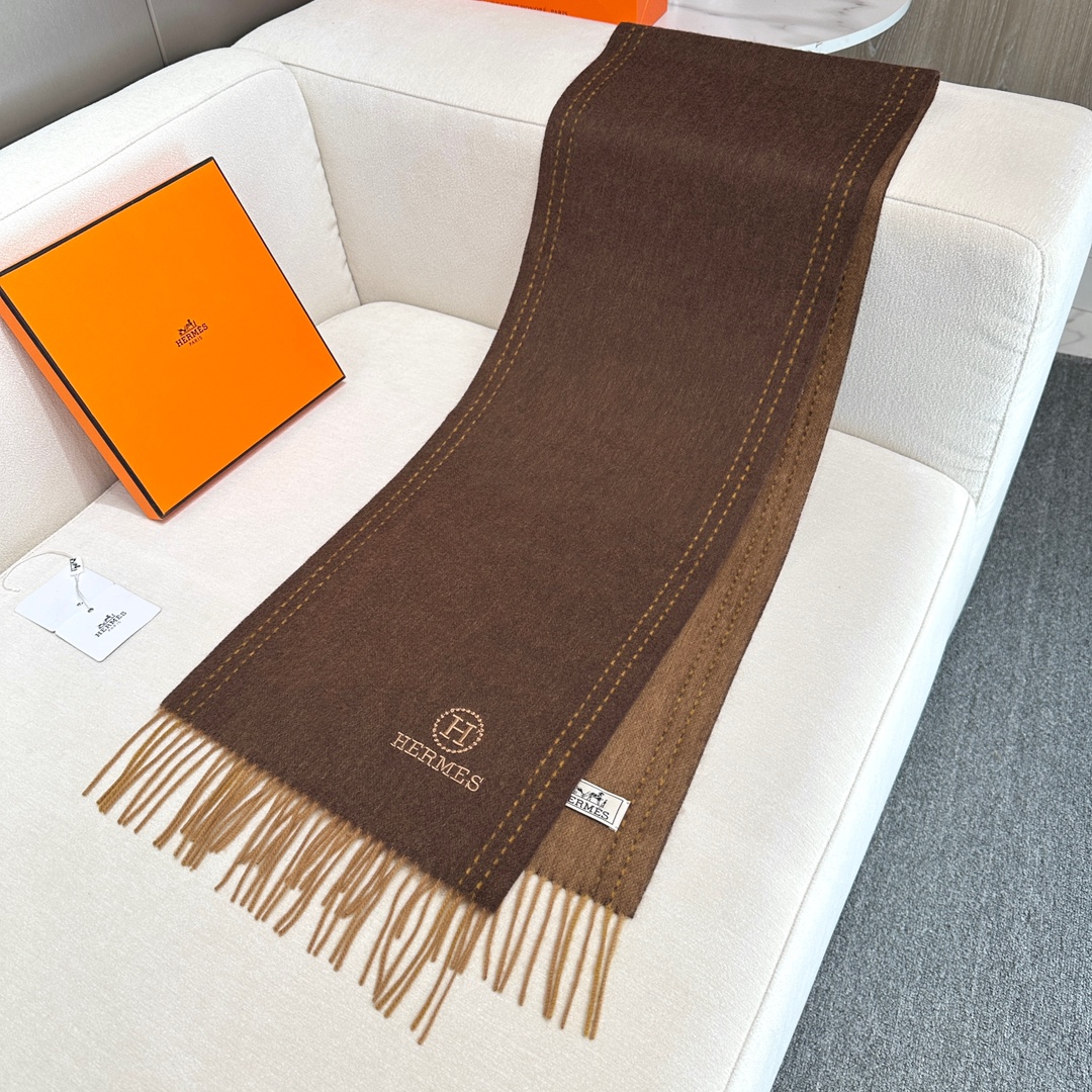 ️ HERMES🧣爱马仕2024巴黎时装展商务男士女士通用双面羊绒披肩。代工厂臻选上乘的超细羊绒纤维 进