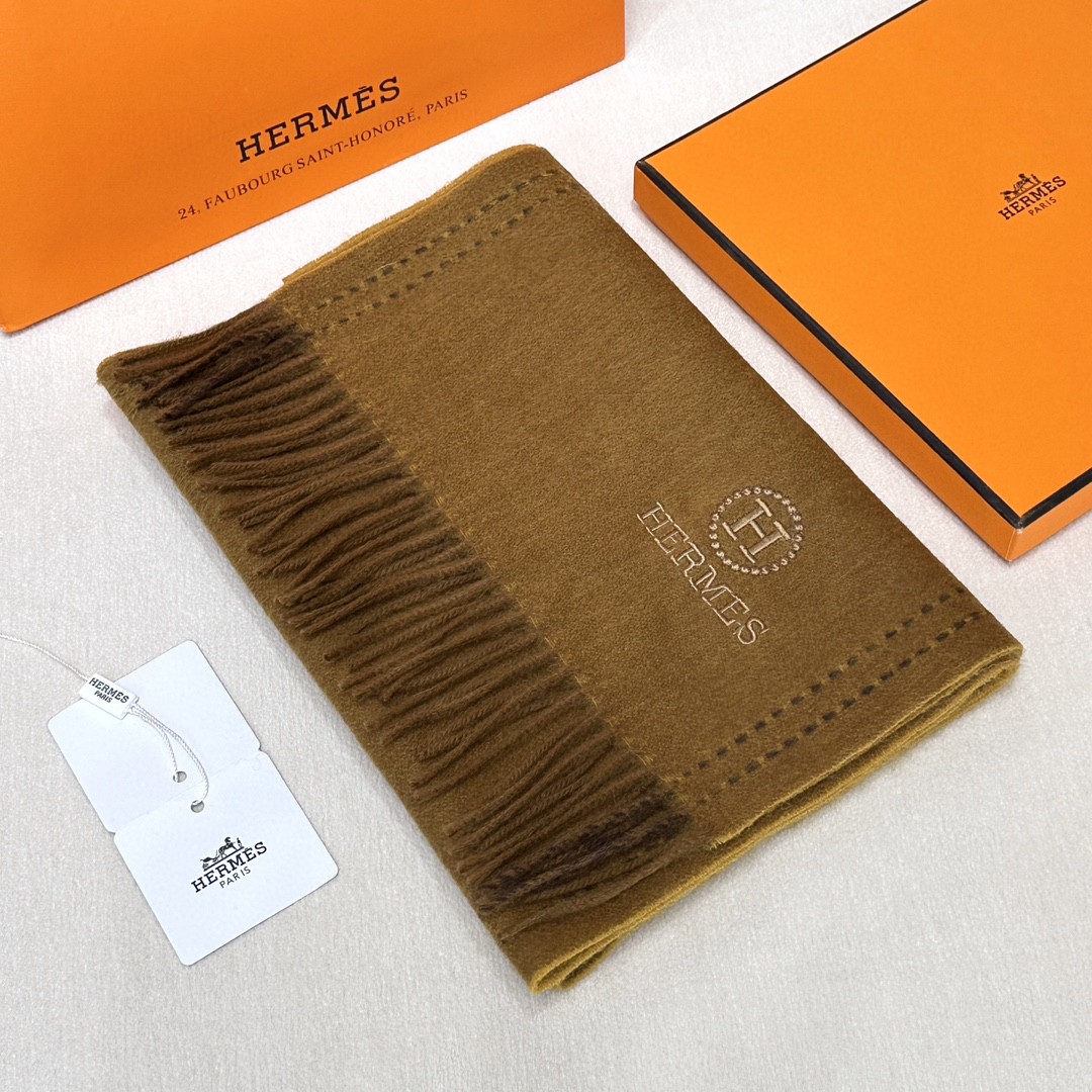 ️ HERMES🧣爱马仕2024巴黎时装展商务男士女士通用双面羊绒披肩。代工厂臻选上乘的超细羊绒纤维 进