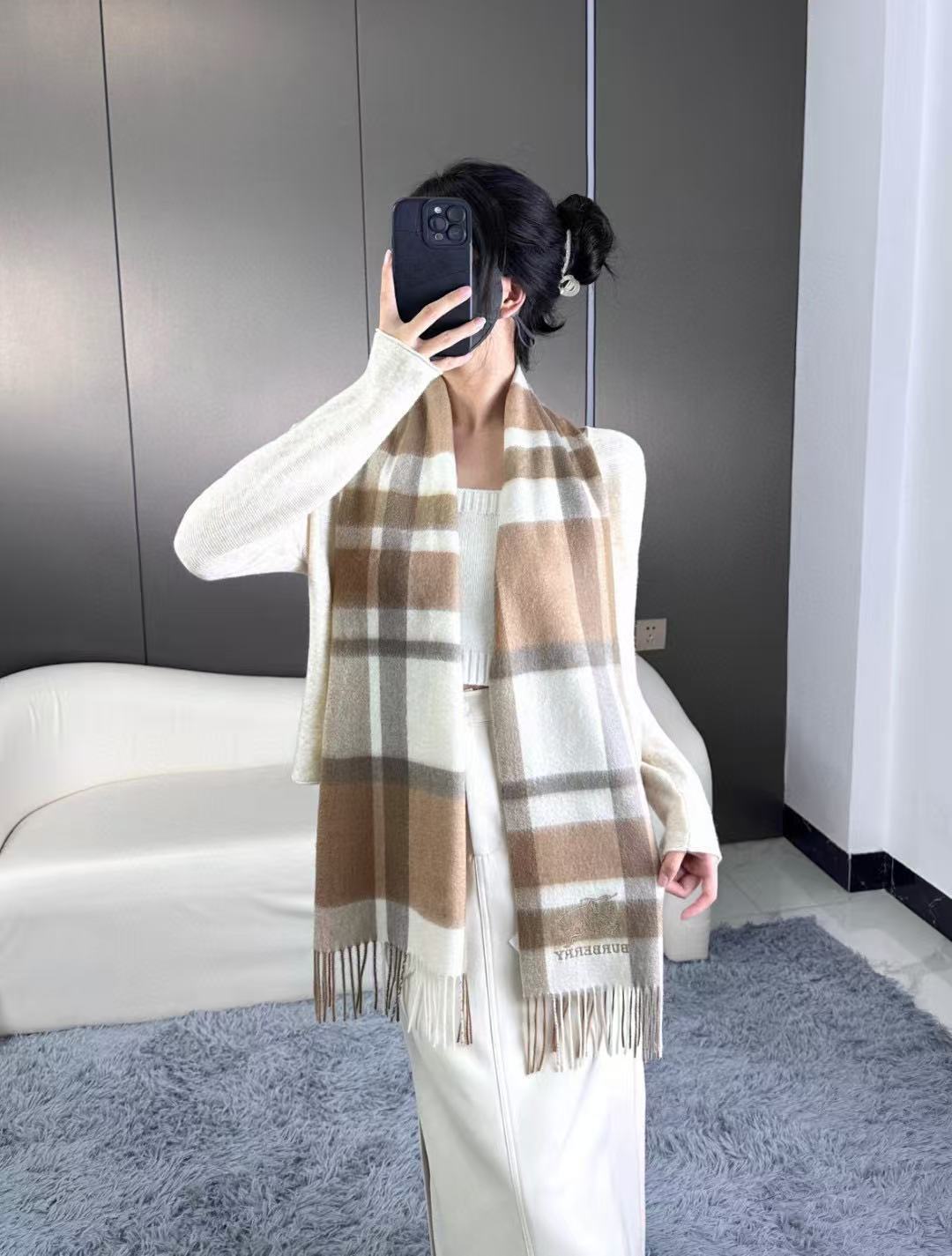 新款到！百分之百山羊绒！2025年巴宝利难得的高端男款，非常正的男士围巾~面料大爱，非常柔软细腻舒服‼大