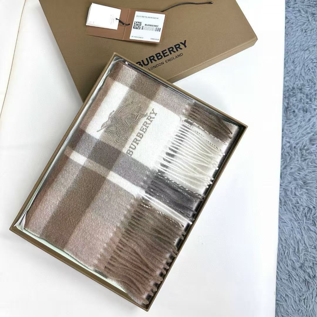 新款到！百分之百山羊绒！2025年巴宝利难得的高端男款，非常正的男士围巾~面料大爱，非常柔软细腻舒服‼大