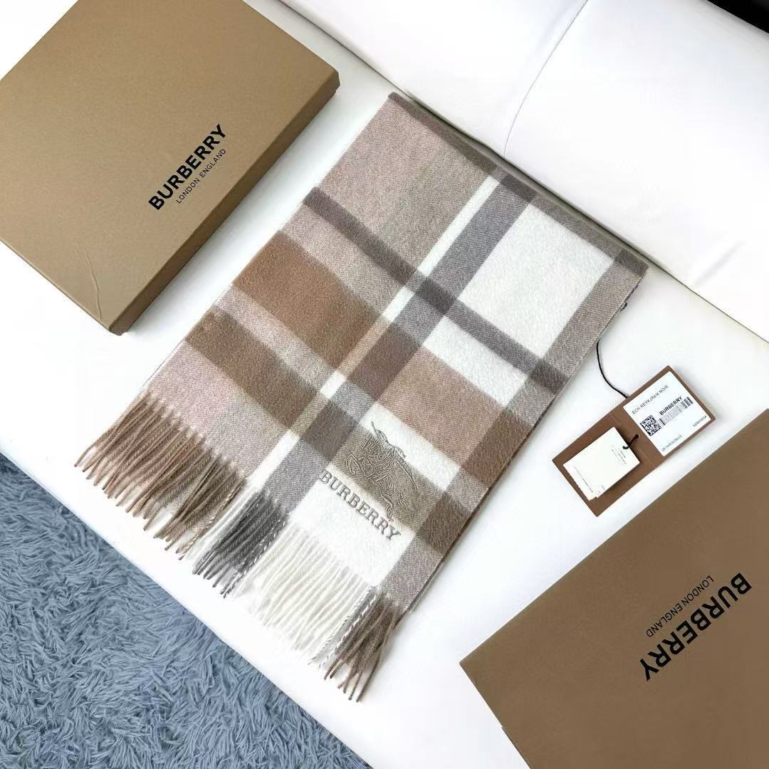 新款到！百分之百山羊绒！2025年巴宝利难得的高端男款，非常正的男士围巾~面料大爱，非常柔软细腻舒服‼大