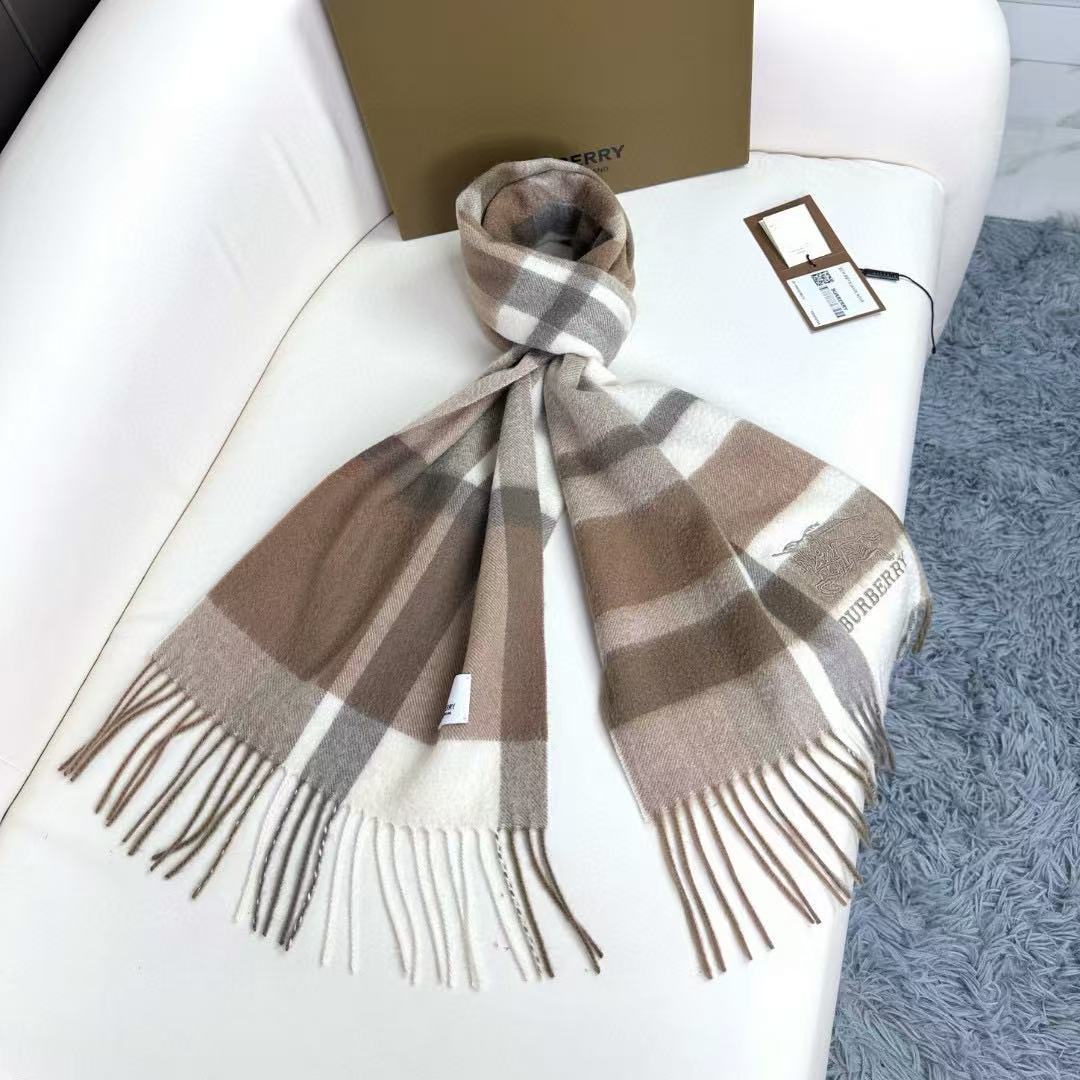 新款到！百分之百山羊绒！2025年巴宝利难得的高端男款，非常正的男士围巾~面料大爱，非常柔软细腻舒服‼大